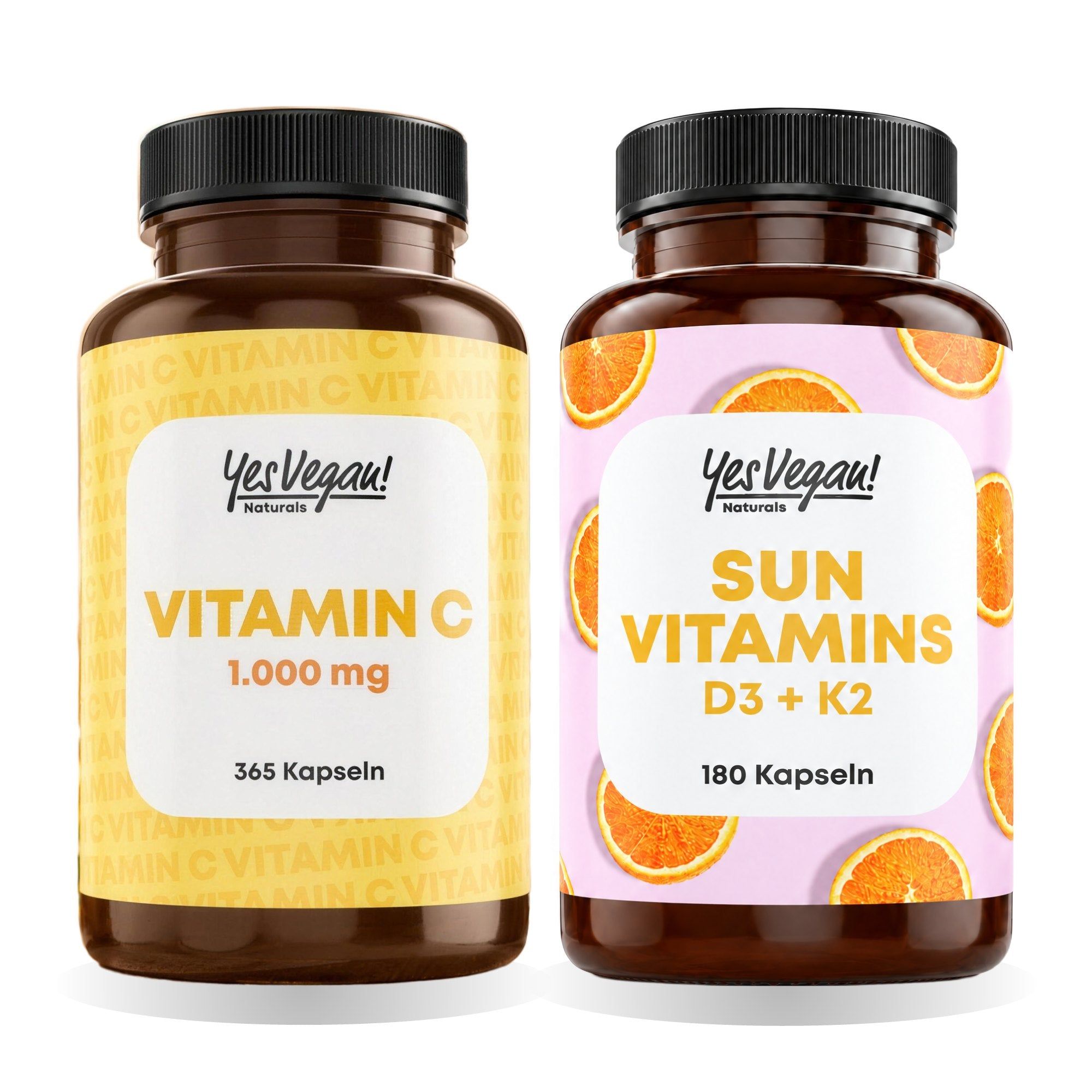 Twee flessen YesVegan! Naturals: "Vitamin C 1.000 mg" (365 capsules) en "Sun Vitamins D3+K2" (180 capsules).