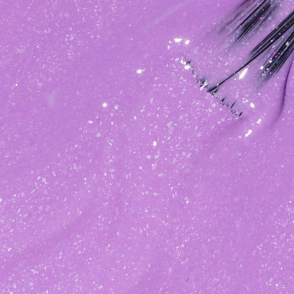 Vernis à ongles lilas avec pinceau. Gros plan, texture brillante.