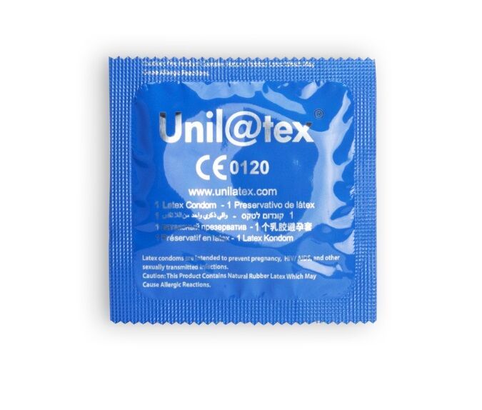Sachet de préservatif bleu. Inscription Unil@tex, CE 0120, www.unilatex.com. Contient du latex. Forme carrée.