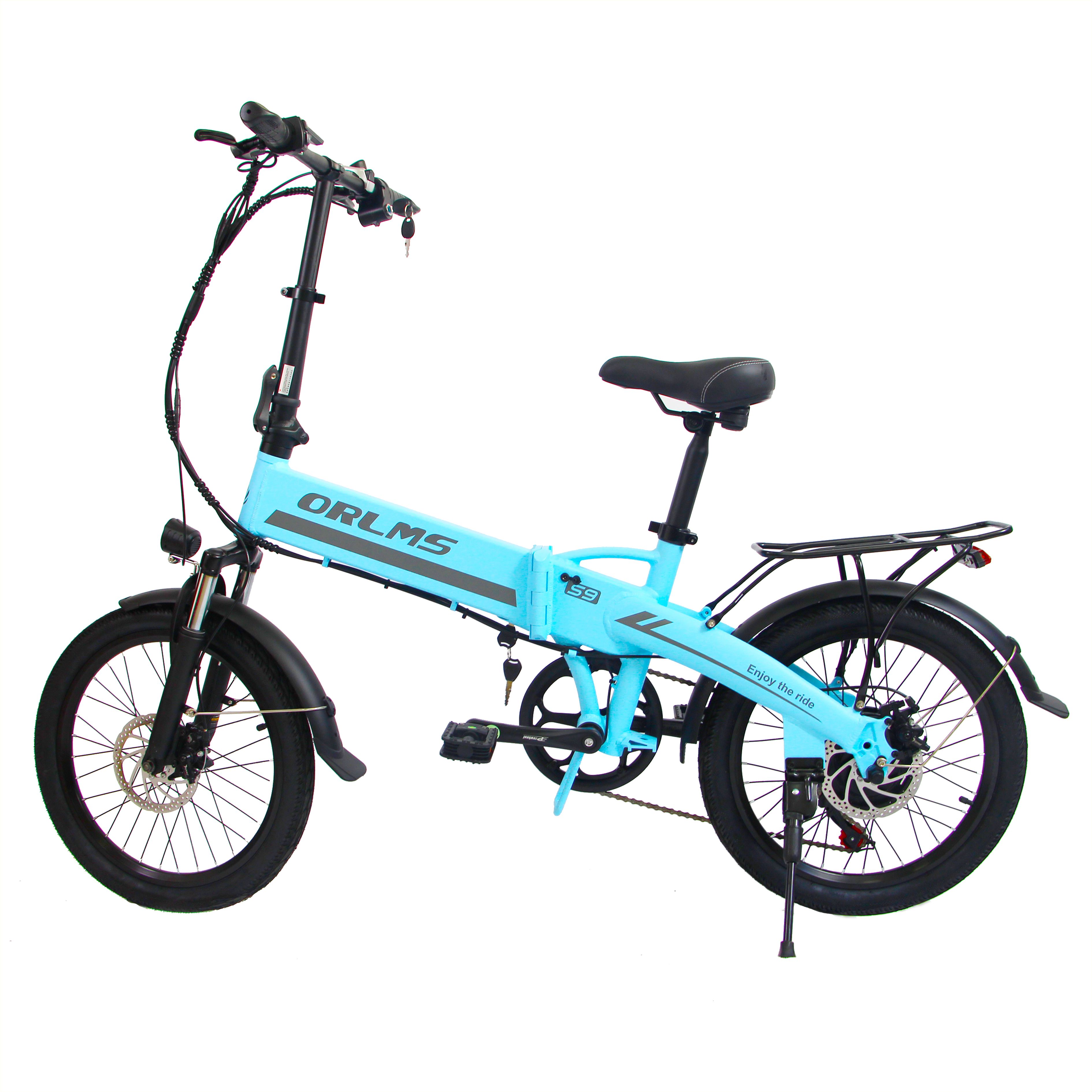 Vélo électrique pliable bleu. Pneus noirs, porte-bagages, béquille. Logo ORLMS sur le cadre.