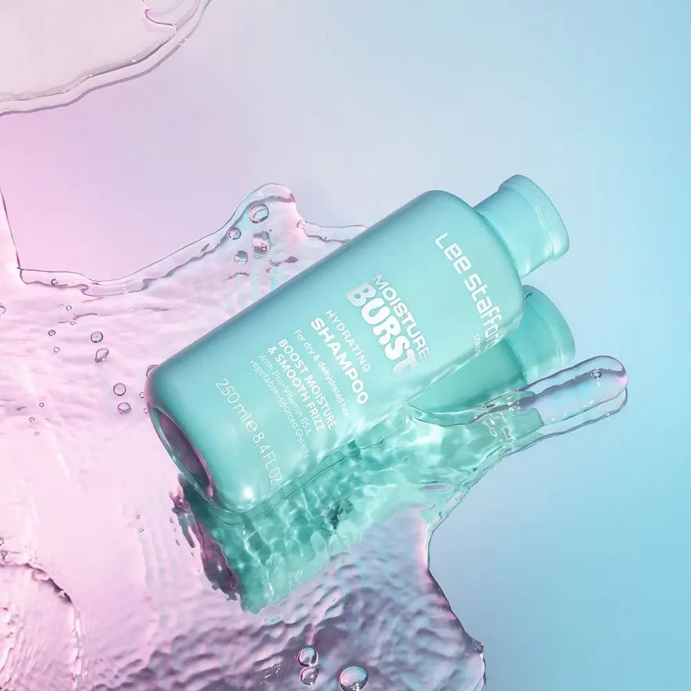Turquoise shampoo fles in water. Opschrift: Moisture Burst Hydrating Shampoo. Merk: Lee Stafford.