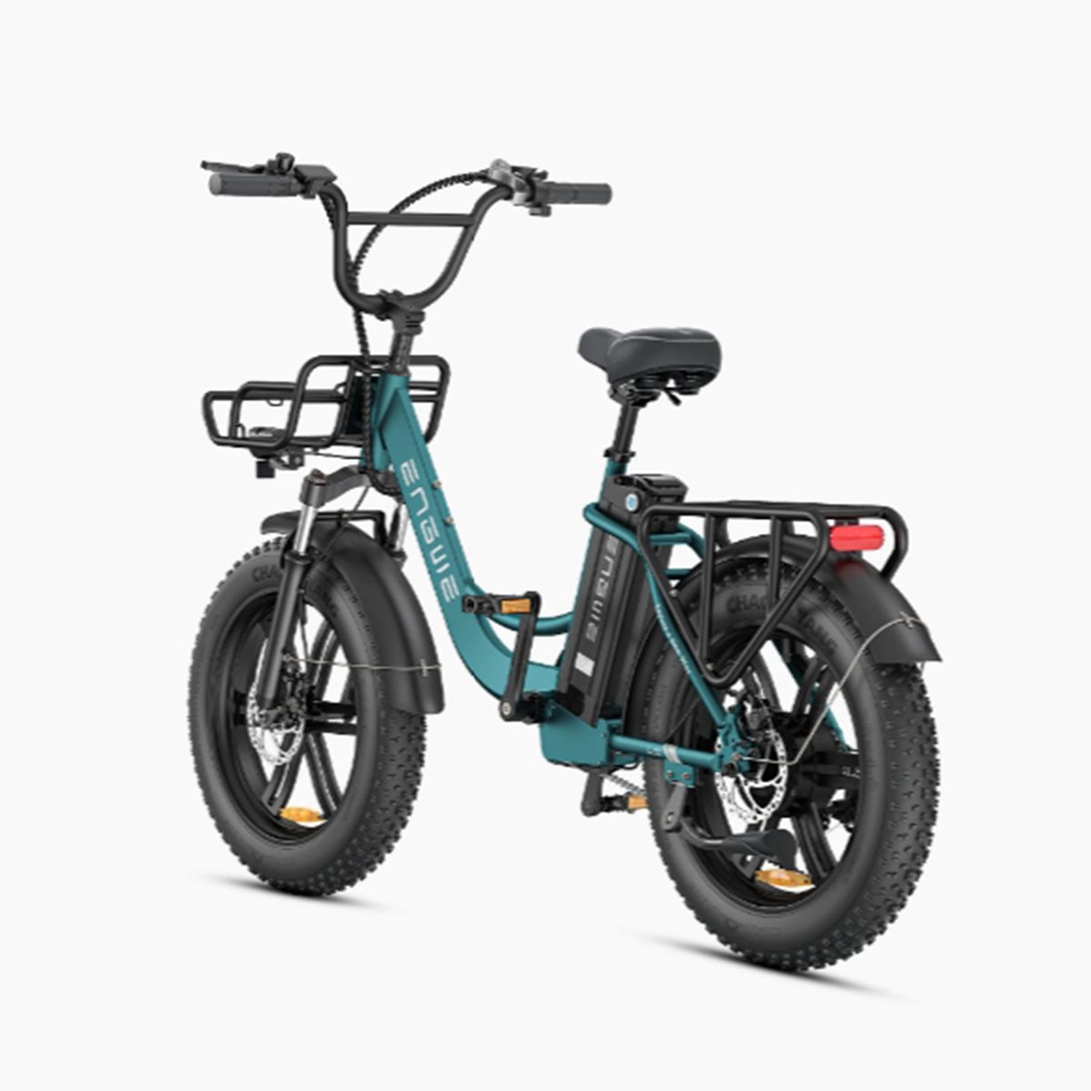 Turquoise elektrische fiets met brede banden, bagagerek en mand. Merk ENGWE.