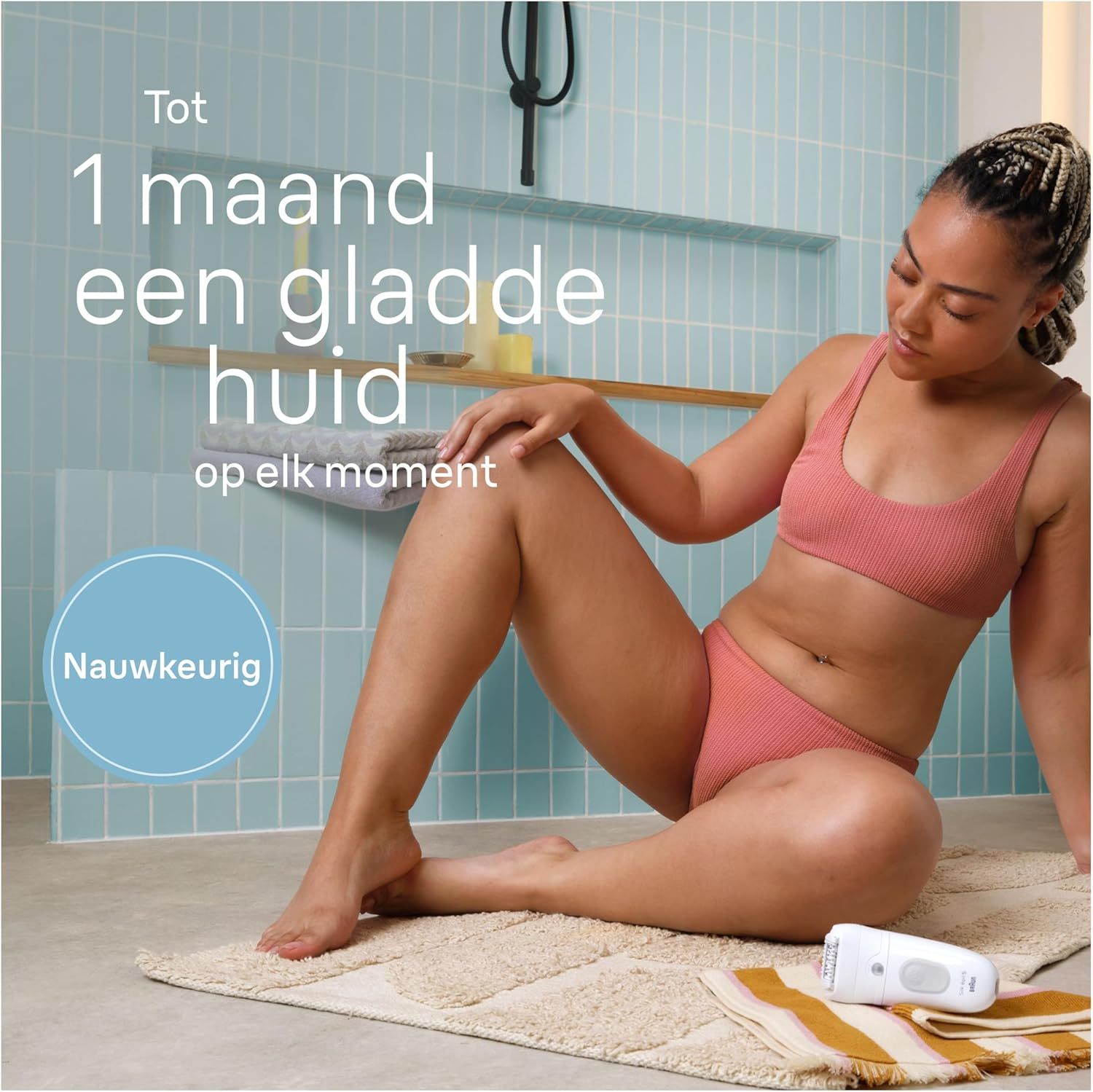 Vrouw zit op handdoek, epilator ernaast. Tekst: Tot 1 maand een gladde huid.