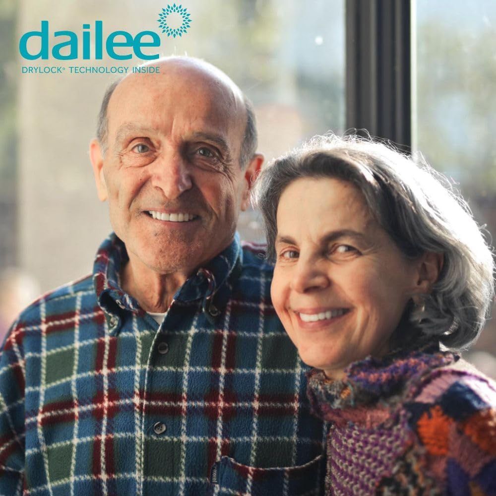 Twee oudere mensen lachen in de camera. Dailee-logo linksboven.