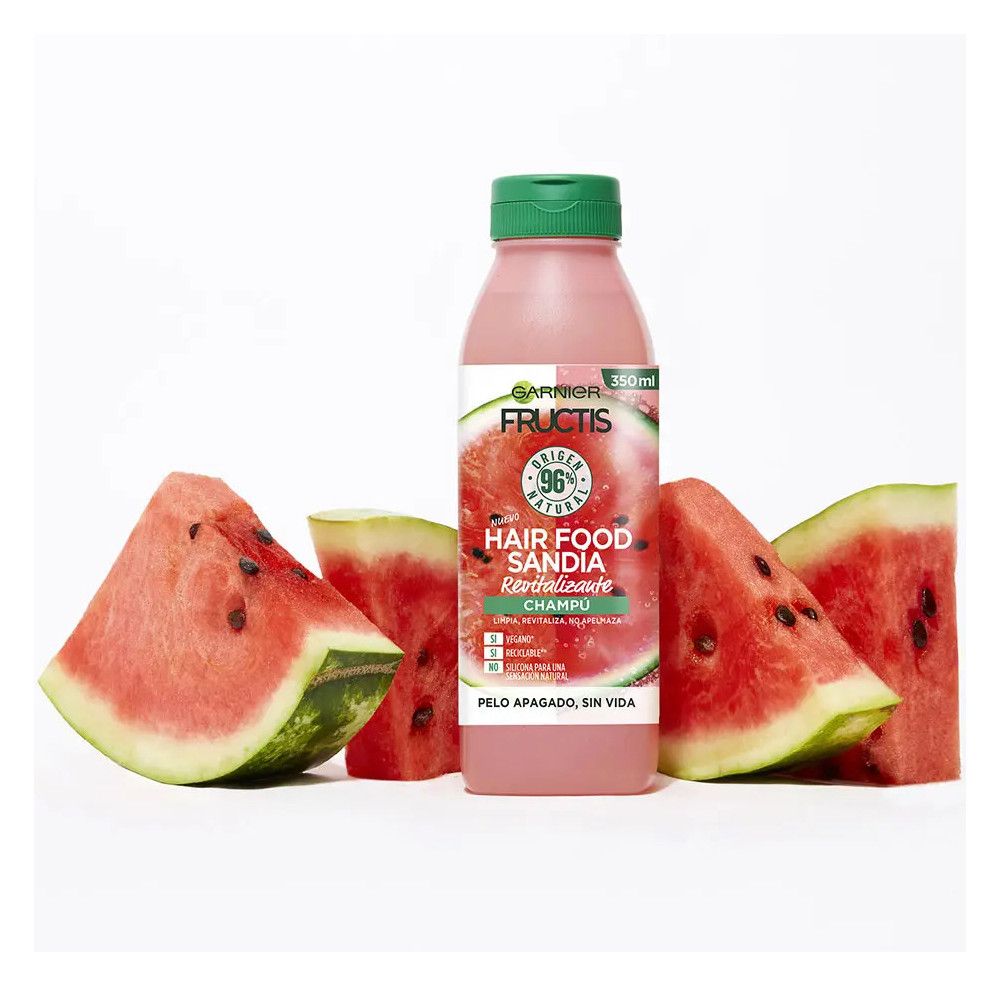 Shampoo fles met watermeloen ontwerp, omringd door watermeloen stukken. Groen-witte dop, roze vloeistof.