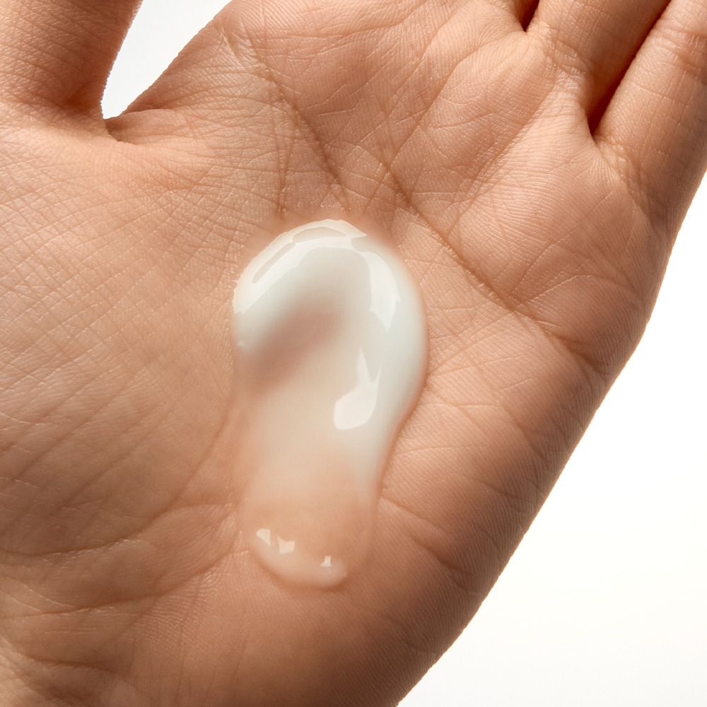 Une petite quantité de crème Numbuzin Pantothenic B5 sur une paume.
