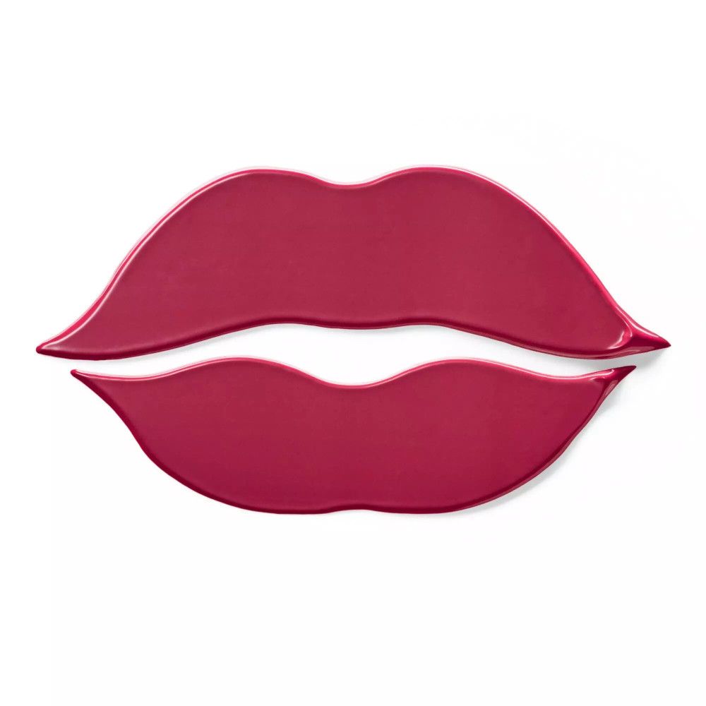Représentation de deux lèvres dans une teinte rose foncé. Surface brillante. Sur fond blanc.