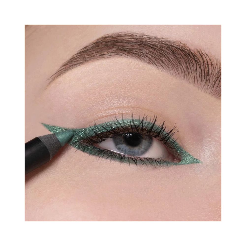 Oog met groene eyeliner. Een potlood wordt gebruikt om een lijn te trekken. Het potlood is zwart.
