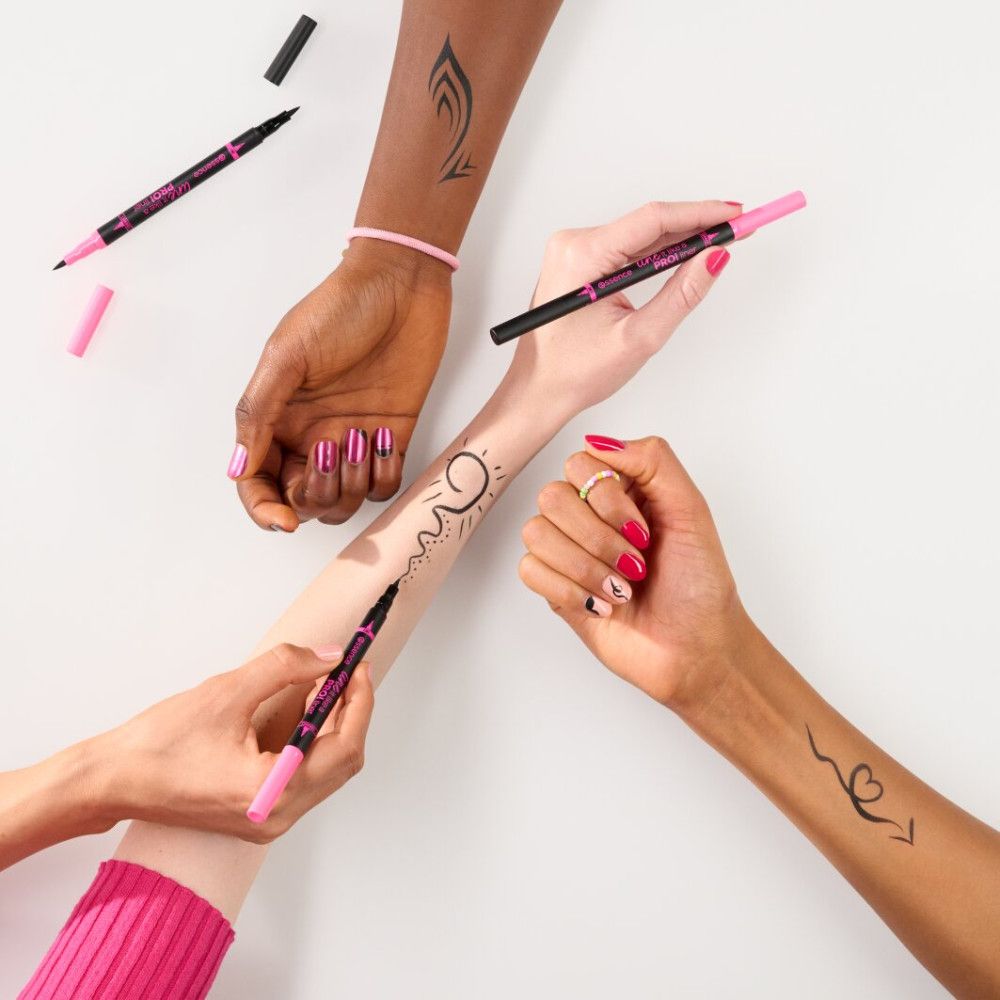 Plusieurs personnes dessinent sur des bras avec des eyeliners. Différents tons de peau. Stylos roses.