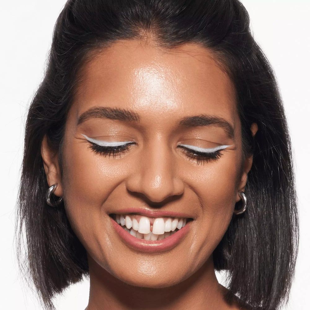 Femme avec eye-liner blanc sur les paupières.