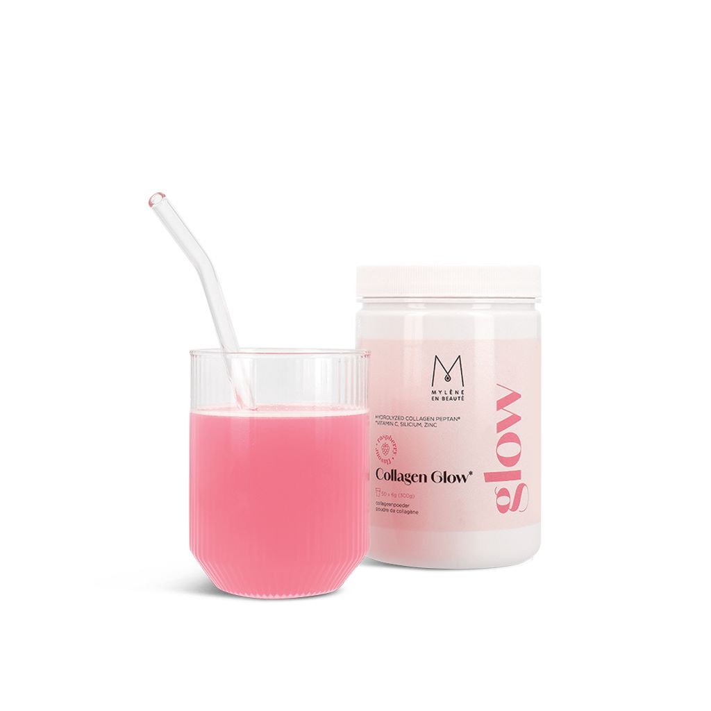 Glas met roze vloeistof en rietje. Daarnaast een witte pot met roze etiket.