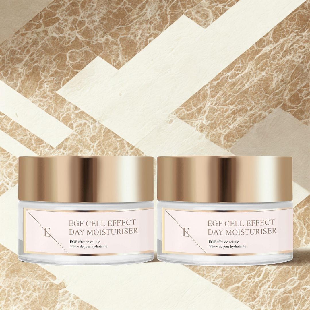 Deux pots de crème hydratante de jour avec couvercles dorés et étiquettes. Inscription : EGF Cell Effect Day Moisturiser. Fond géométrique.