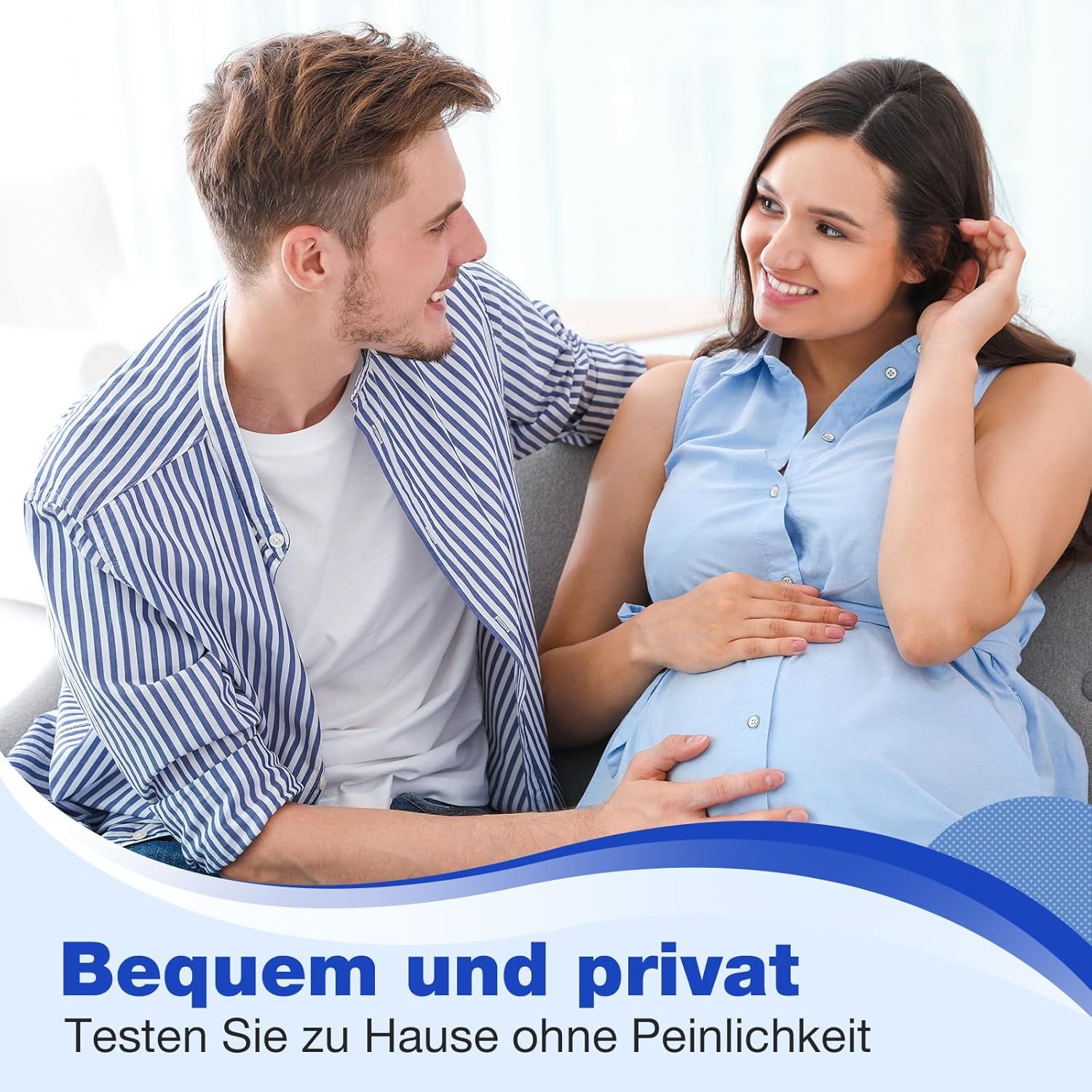 Koppel zit op een bank, vrouw raakt buik aan. Tekst: Gemakkelijk en privé. Test thuis zonder gêne.