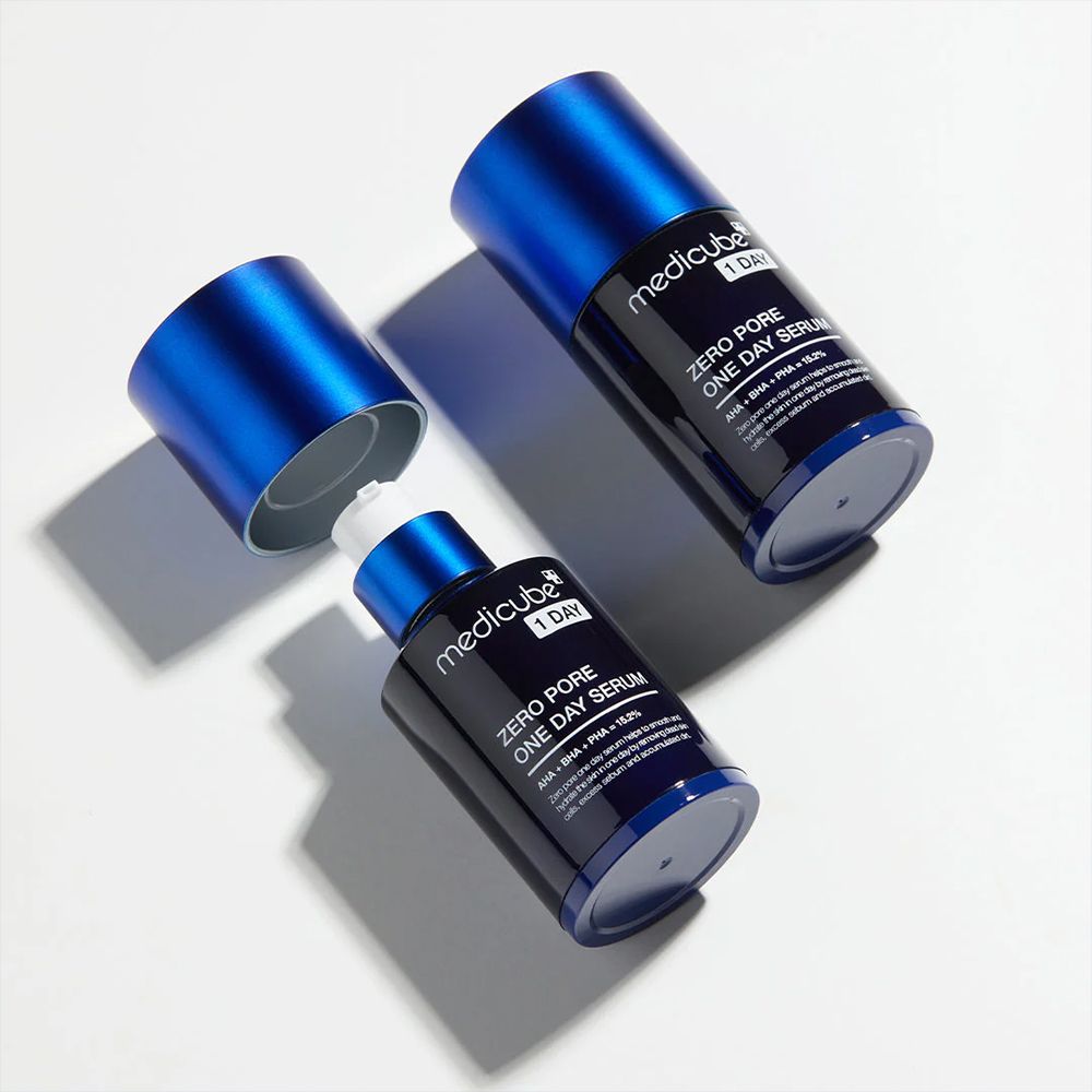Twee Medicube Zero Pore One Day Serum flacons, één geopend, op witte achtergrond.