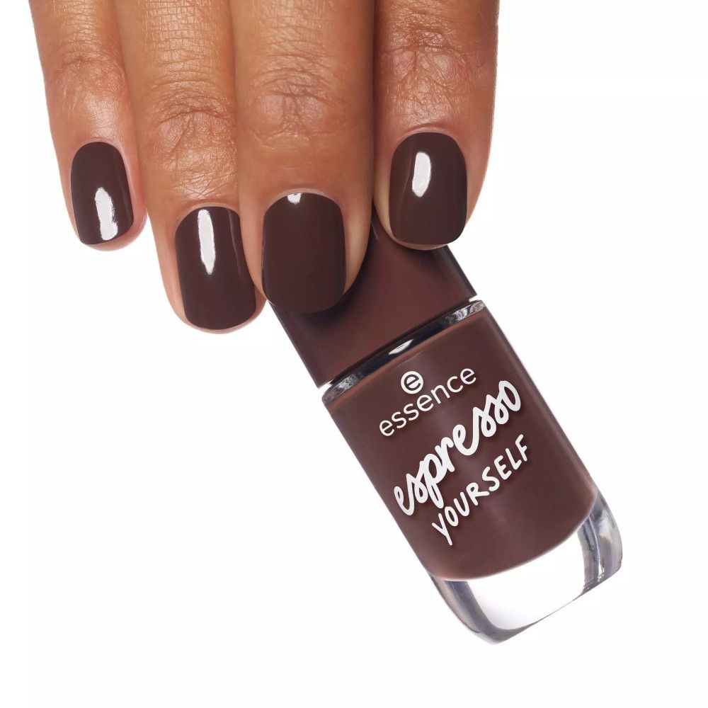 Main avec ongles vernis et flacon de vernis à ongles. Inscription : essence espresso yourself. Couleur marron.