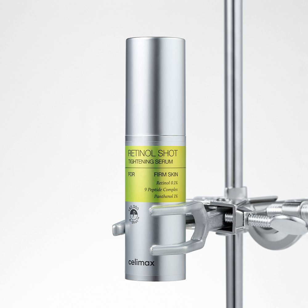 Celimax Retinol Serum fles in laboratoriumhouder.