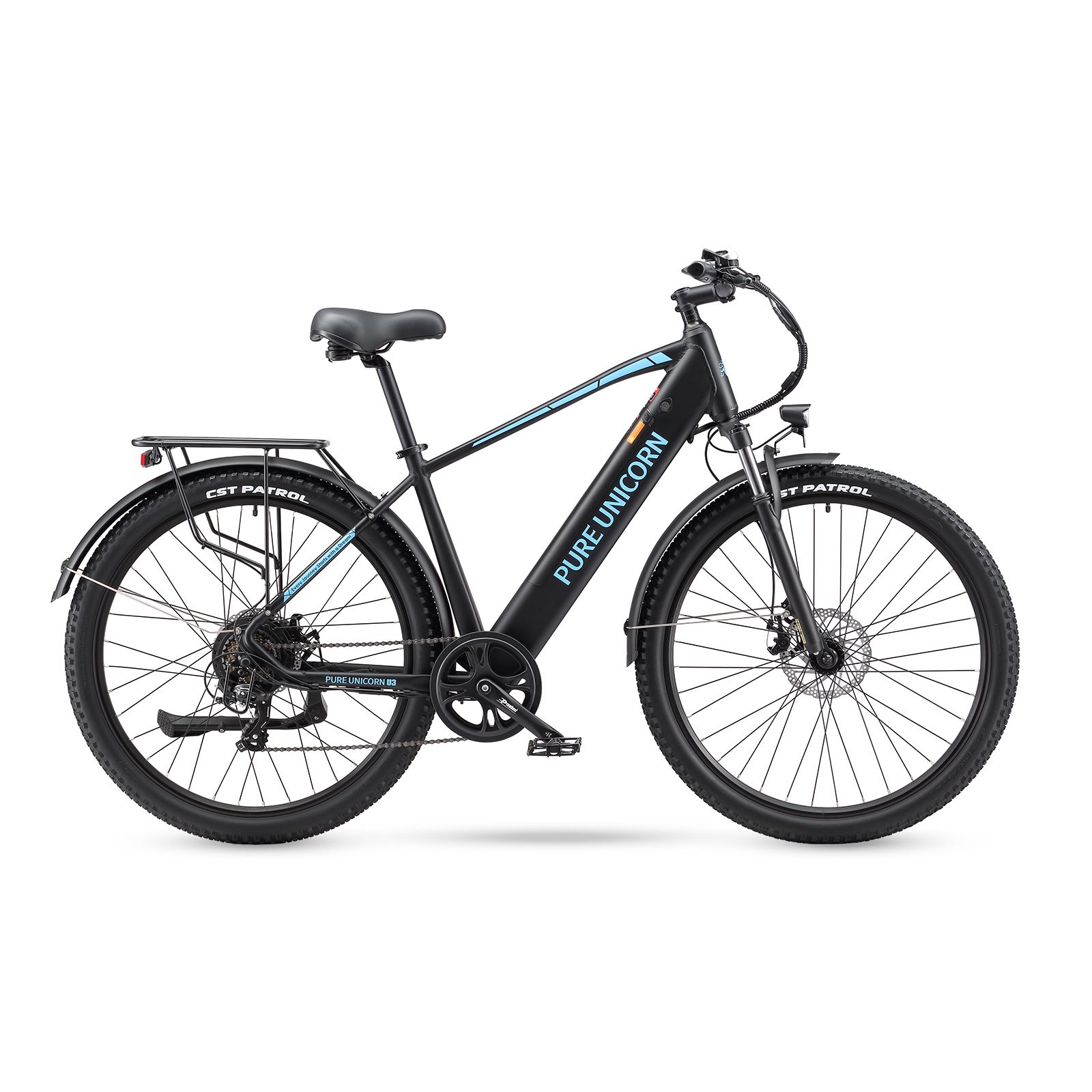 Zwarte elektrische mountainbike. Zichtbaar: PURE UNICORN logo, bagagedrager, spatborden, CST PATROL banden.