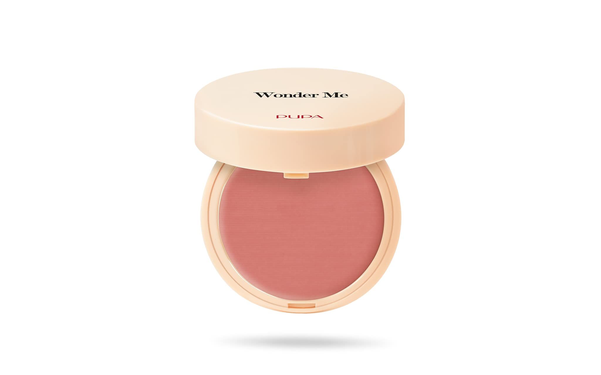 Boîtier de blush rond ouvert. Couvercle avec texte "Wonder Me" et "Pupa". Couleur rose du blush visible.