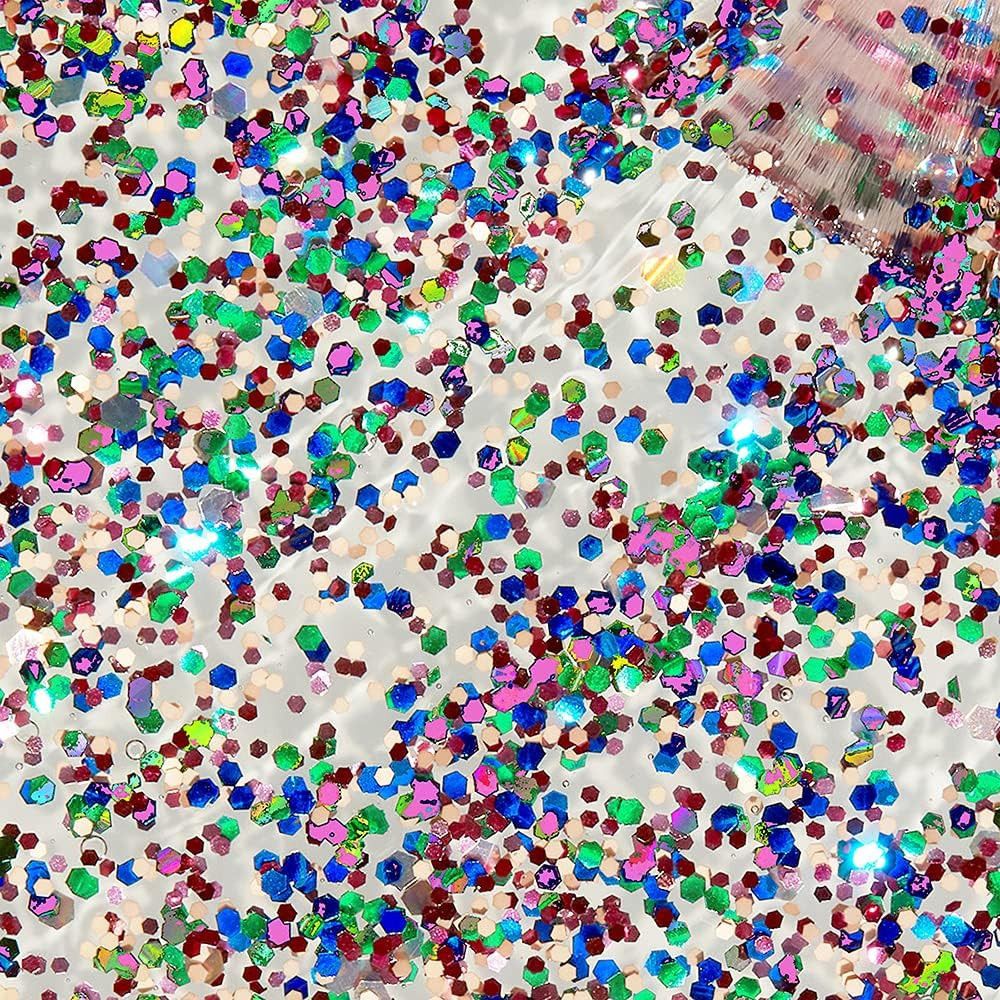 Close-up van veelkleurige glitterdeeltjes. Verschillende kleuren en vormen, verdeeld over een lichte achtergrond.