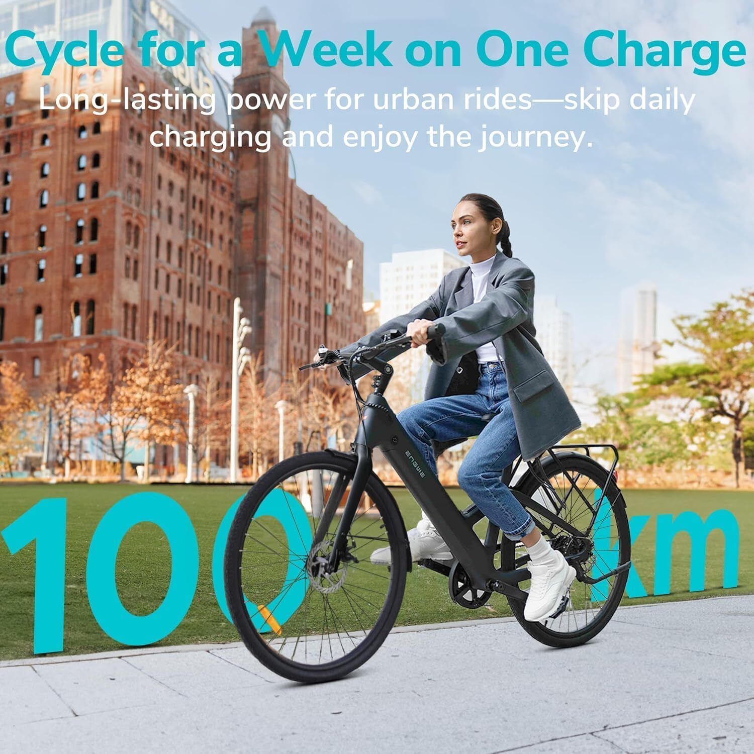 Persoon die op een zwarte elektrische fiets door een stad fietst. Tekst: Cycle for a Week on One Charge. 100 km.
