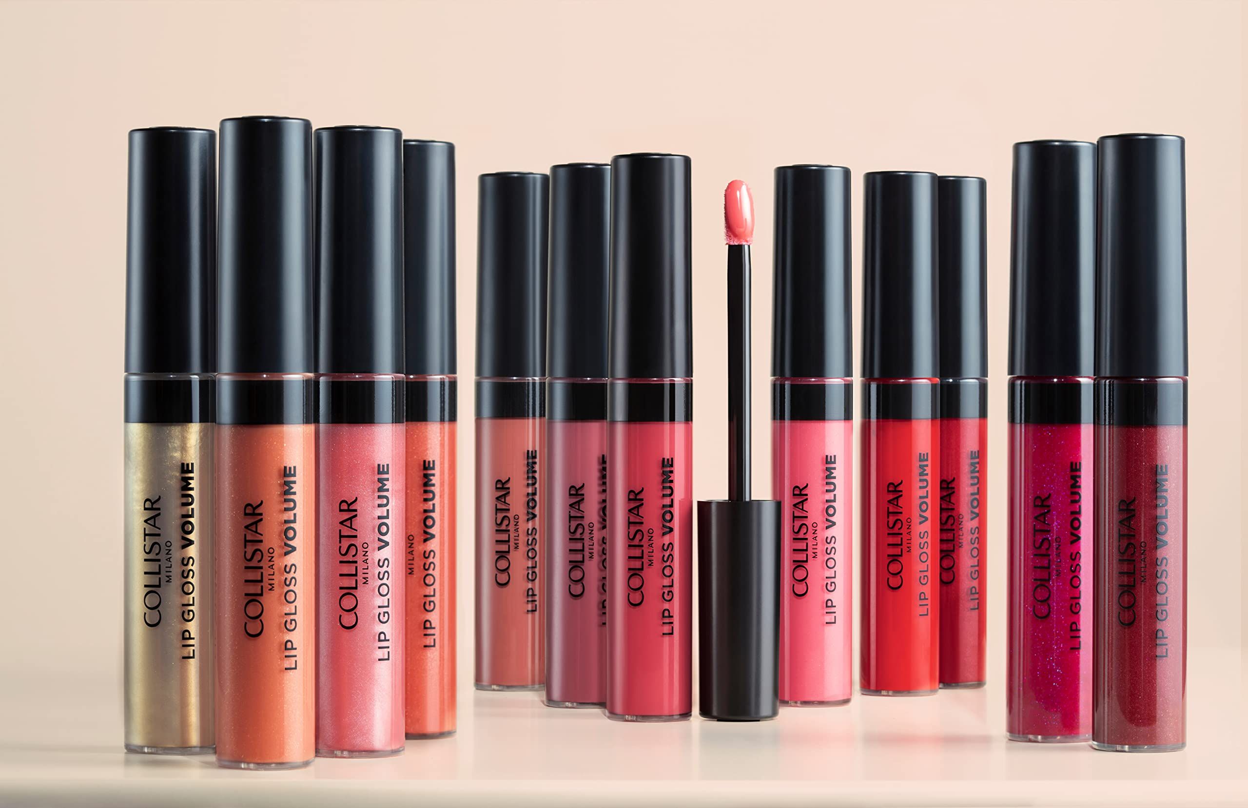 Plusieurs gloss à lèvres de différentes couleurs. Bouchons noirs. Inscription : COLLISTAR LIP GLOSS VOLUME. Un applicateur.