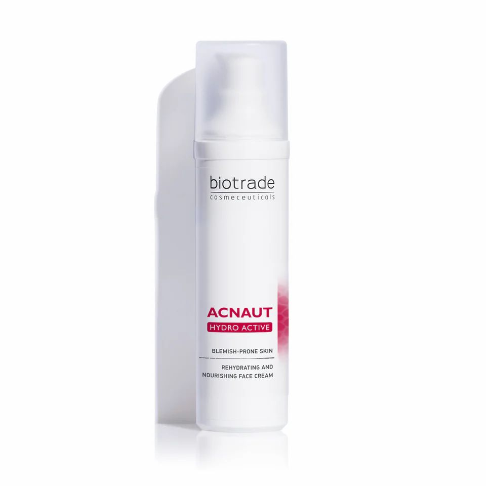 Witte fles met pomp. Tekst: Biotrade, Acnaut Hydro Active, Hydrating Cream. Witte achtergrond.