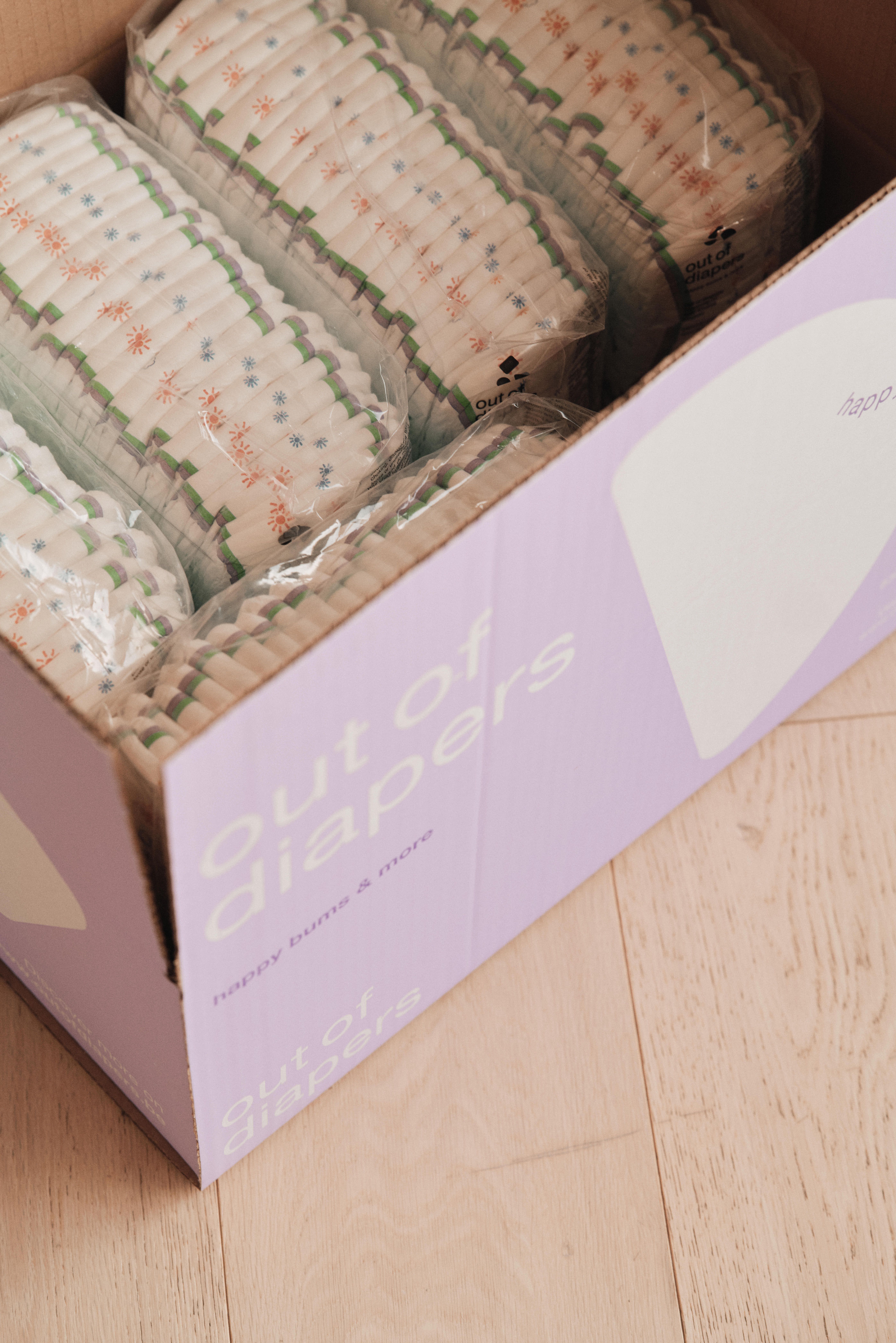 Doos met 'Out of diapers' erop. Bevat verpakte luiers.