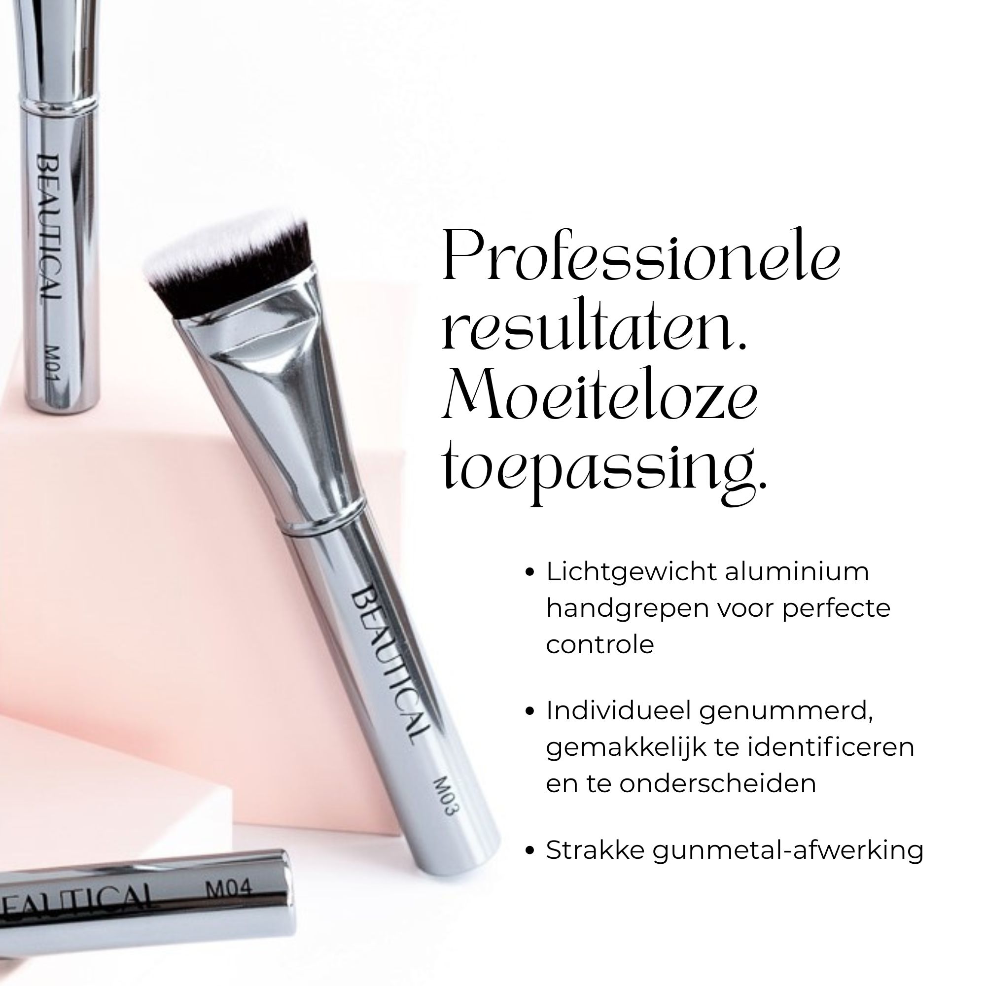 Penselenset met zilveren etui. Merk BEAUTICAL zichtbaar. Op roze achtergrond.