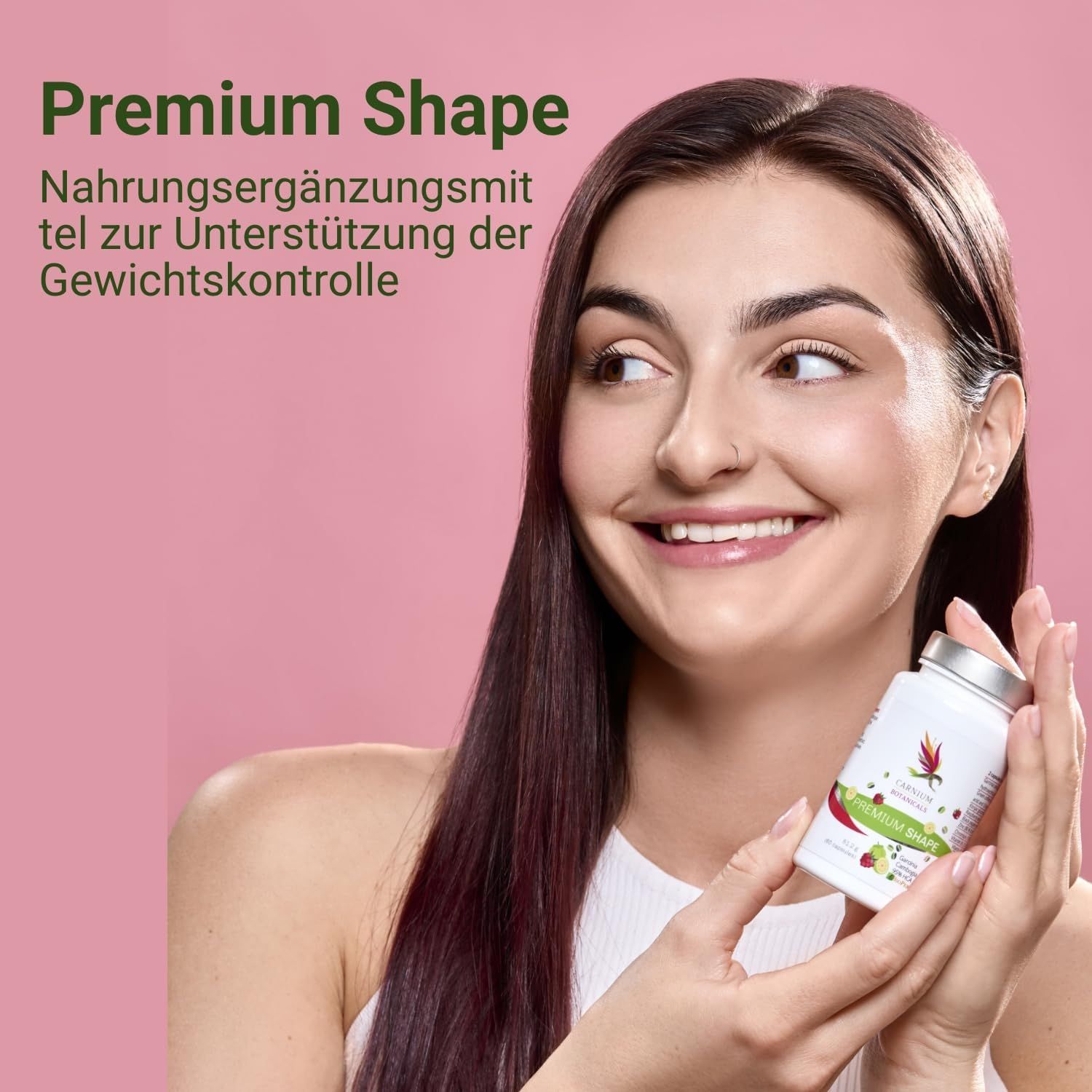 Vrouw houdt een witte fles vast. Opschrift "Premium Shape". Tekst: voedingssupplement voor gewichtsbeheersing. Roze achtergrond.