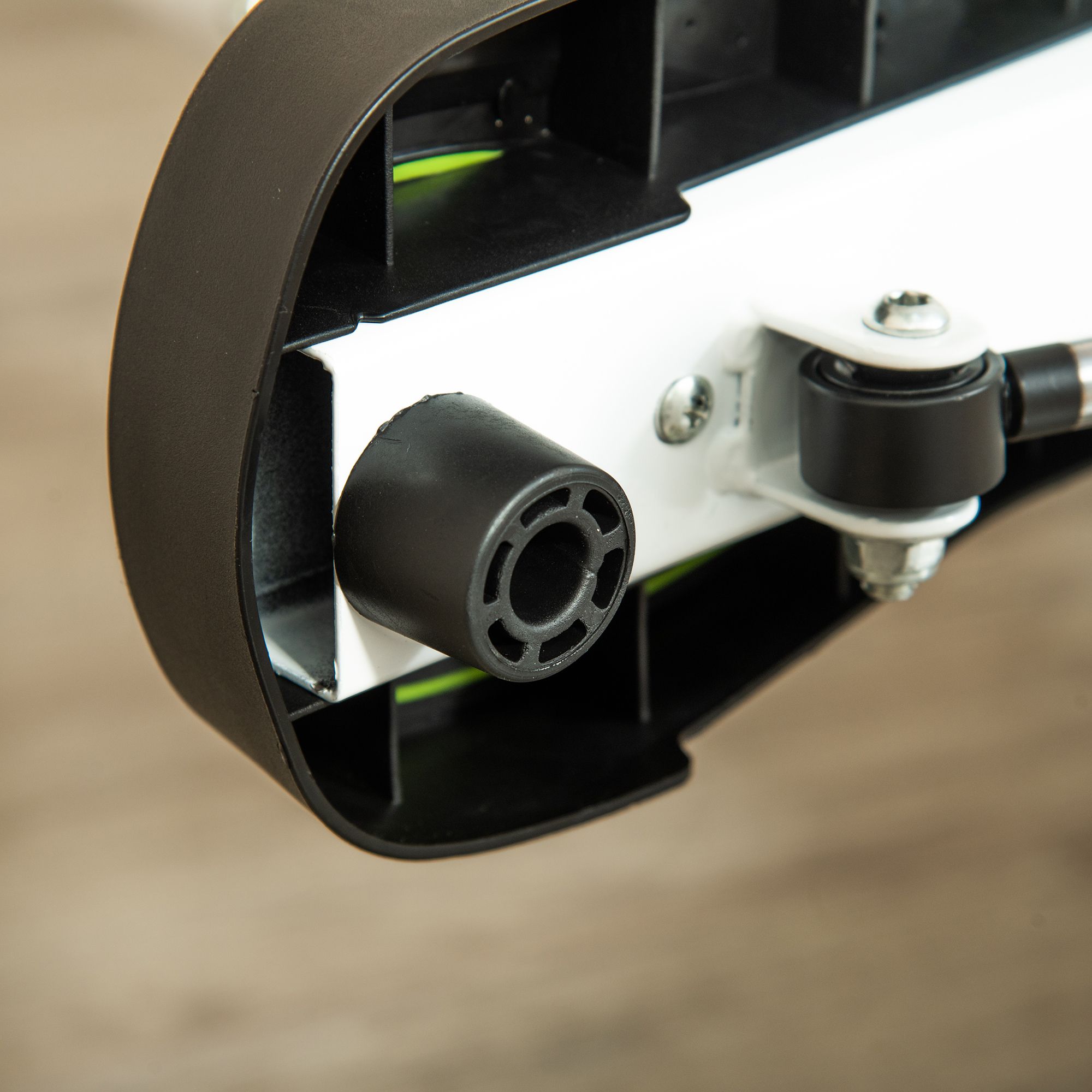 Close-up van de voet van de stepper. Zwart rubber, wit metaal. Detail van de constructie.