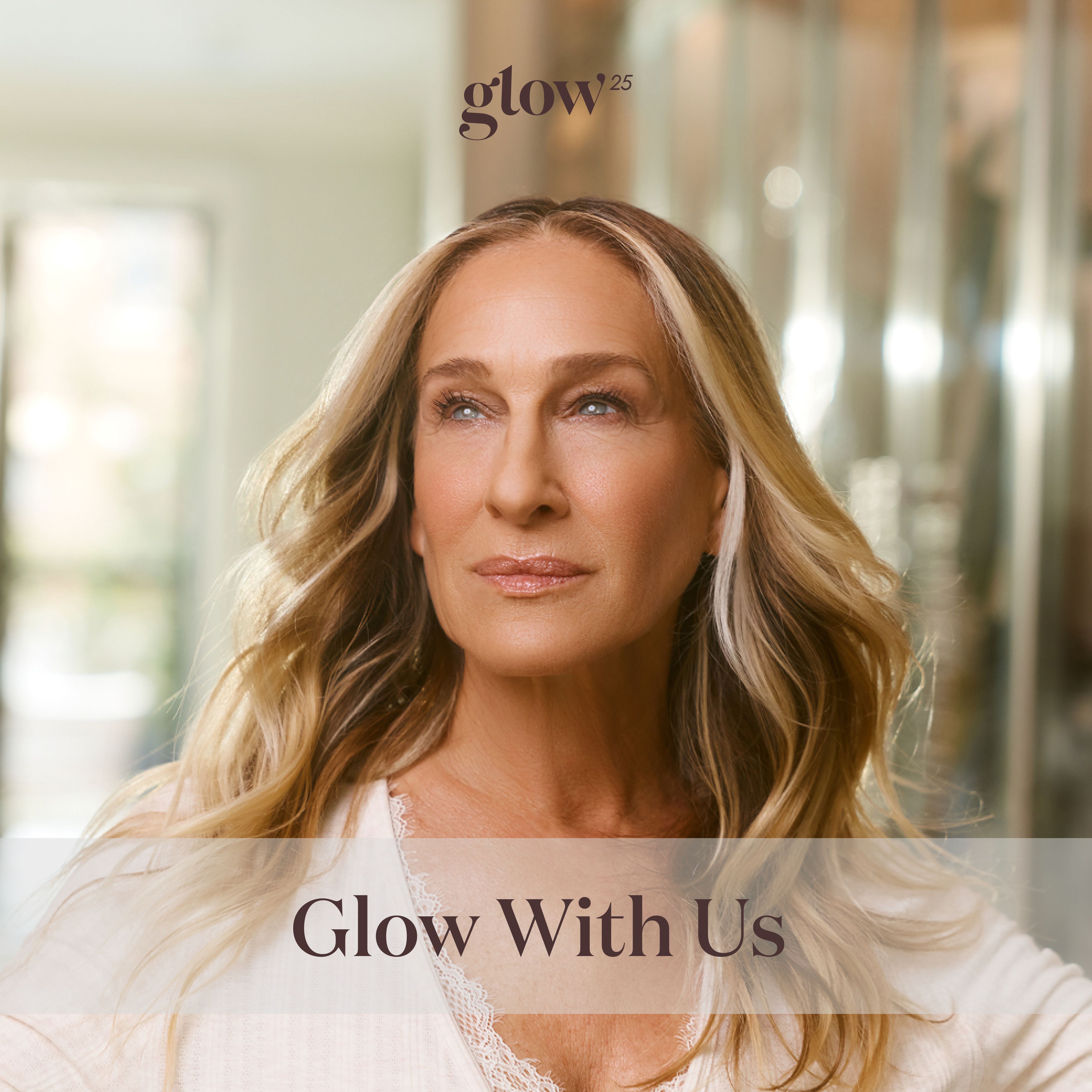 Portrait d'une femme blonde. Texte : Glow With Us.