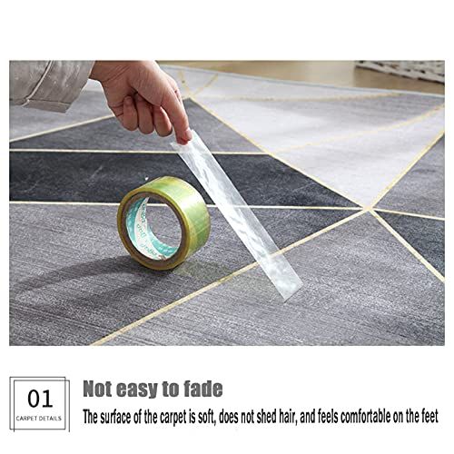 Tapis à motifs géométriques. Une main tient du ruban adhésif sur le tapis. Texte : "Not easy to fade".