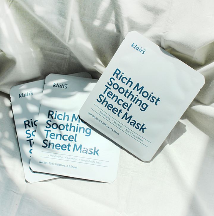 Drie witte verpakkingen met blauwe tekst: Rich Moist Soothing Tencel Sheet Mask. Merk: Dear Klairs.
