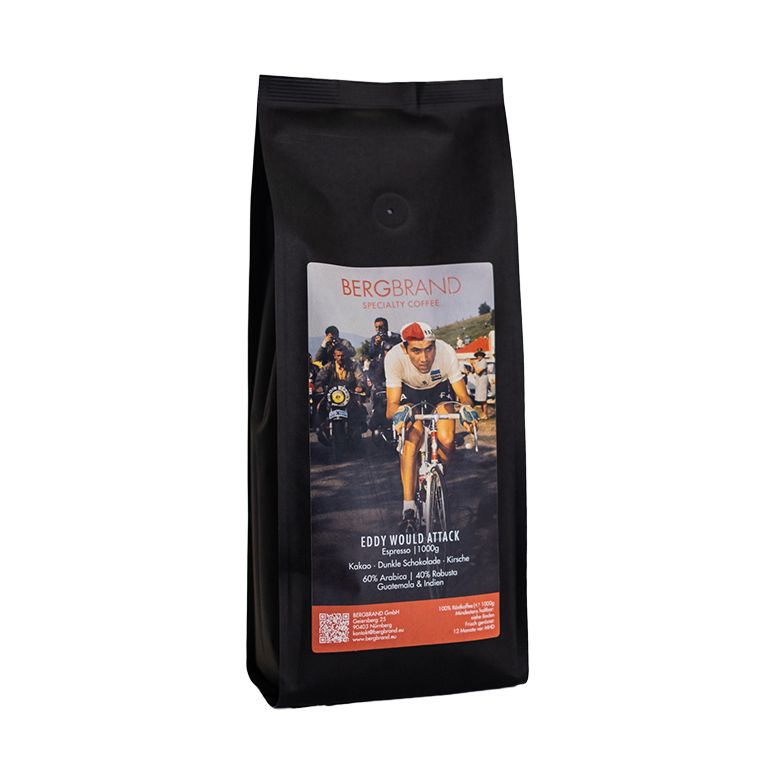 Zwarte koffiebonenzak met etiket. Opdruk: BERGBRAND, Eddy Would Attack, fietser illustratie.