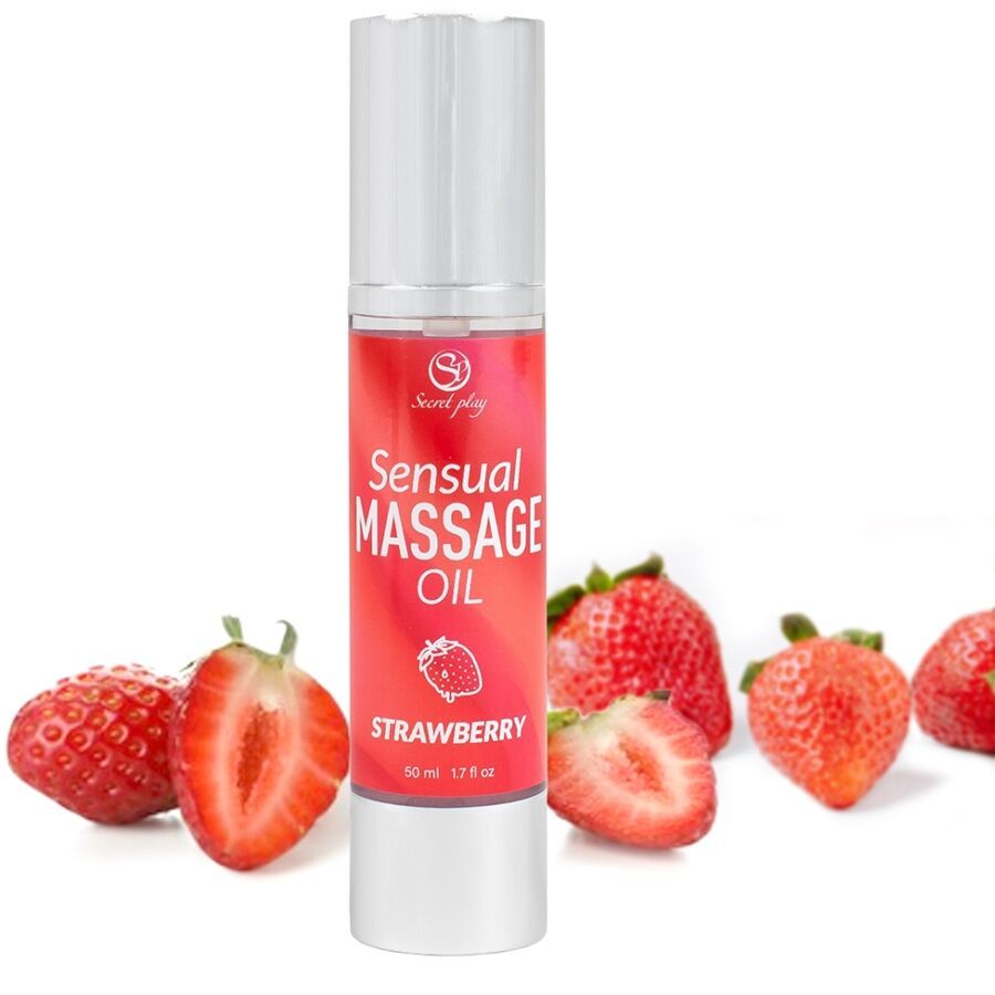 Rode fles met zilveren pomp. Opschrift: Sensual Massage Oil Strawberry. Aardbeien op de achtergrond.
