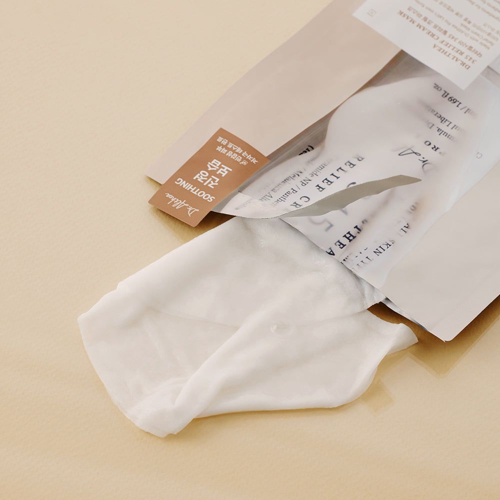 Un paquet de masque crème Dr. Althea 345 Relief avec un masque en tissu blanc.