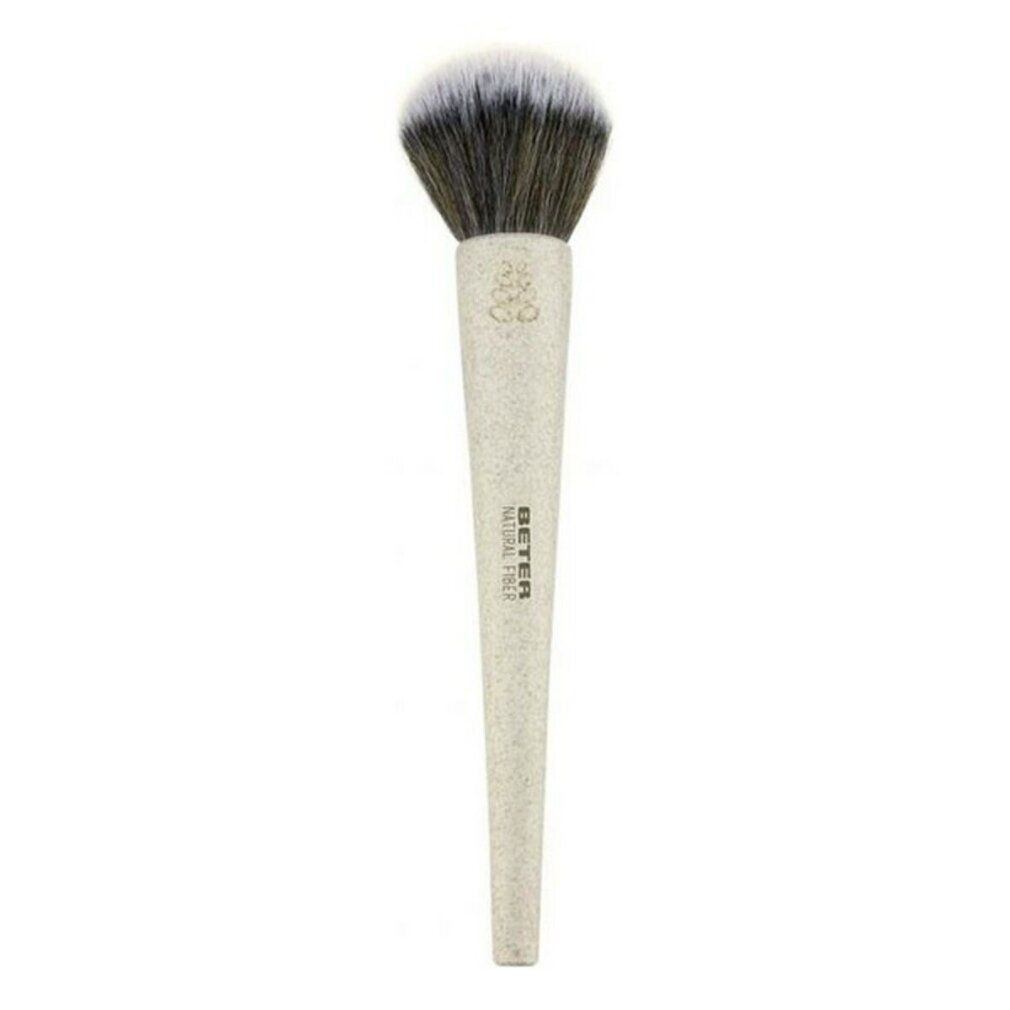 Poederkwast met lichte steel en donkere haren. Steel met logo en tekst BETER NATURAL FIBER.