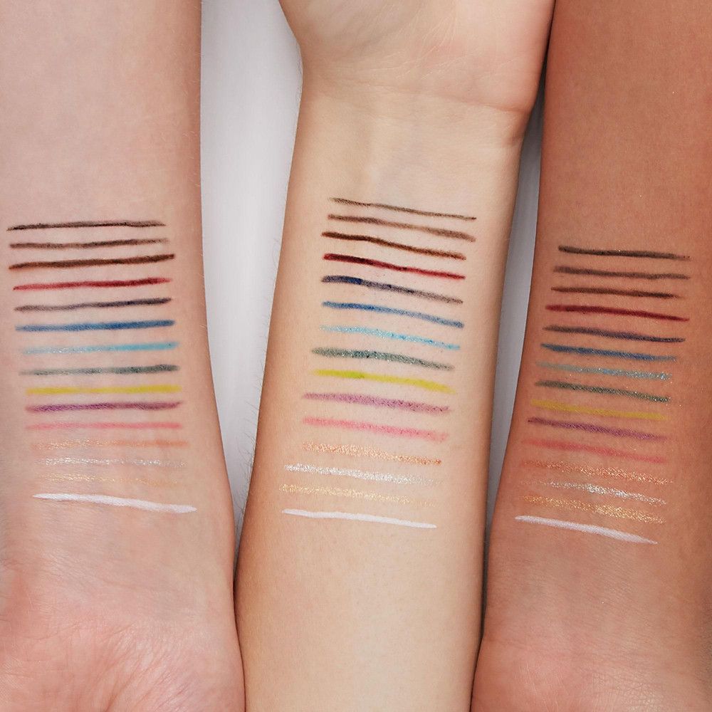 Bras avec différentes couleurs de crayon pour les yeux. Plusieurs traits sur différents tons de peau.