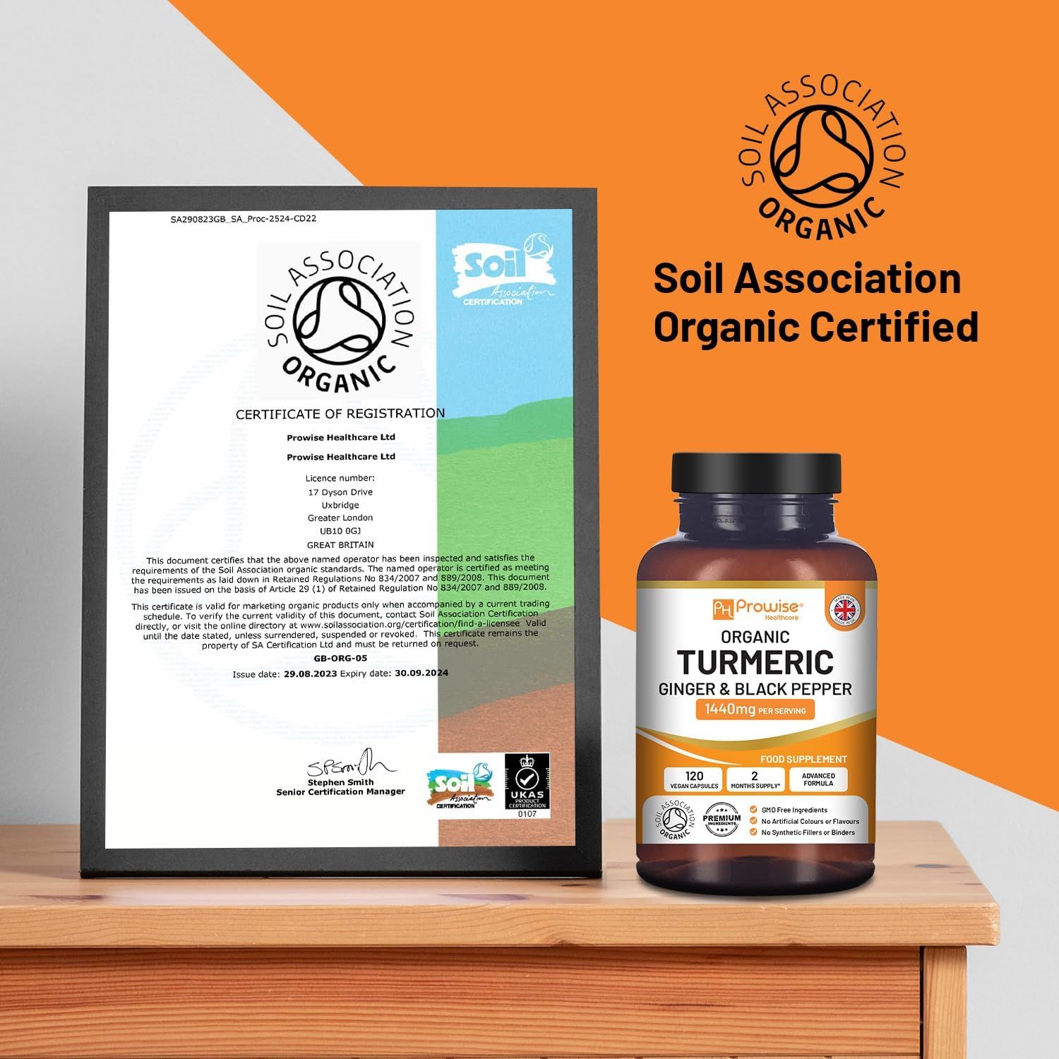 Certificaat Soil Association Organic. Fles met capsules. Opschrift: ORGANIC TURMERIC GINGER & BLACK PEPPER. Gecertificeerd biologisch product.