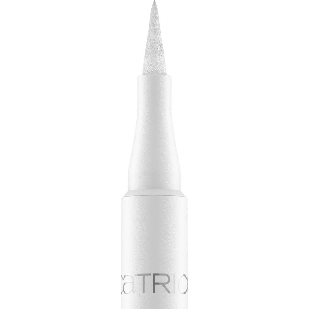 Gros plan sur un applicateur d'eyeliner blanc à pointe fine. Marque Catrice visible.