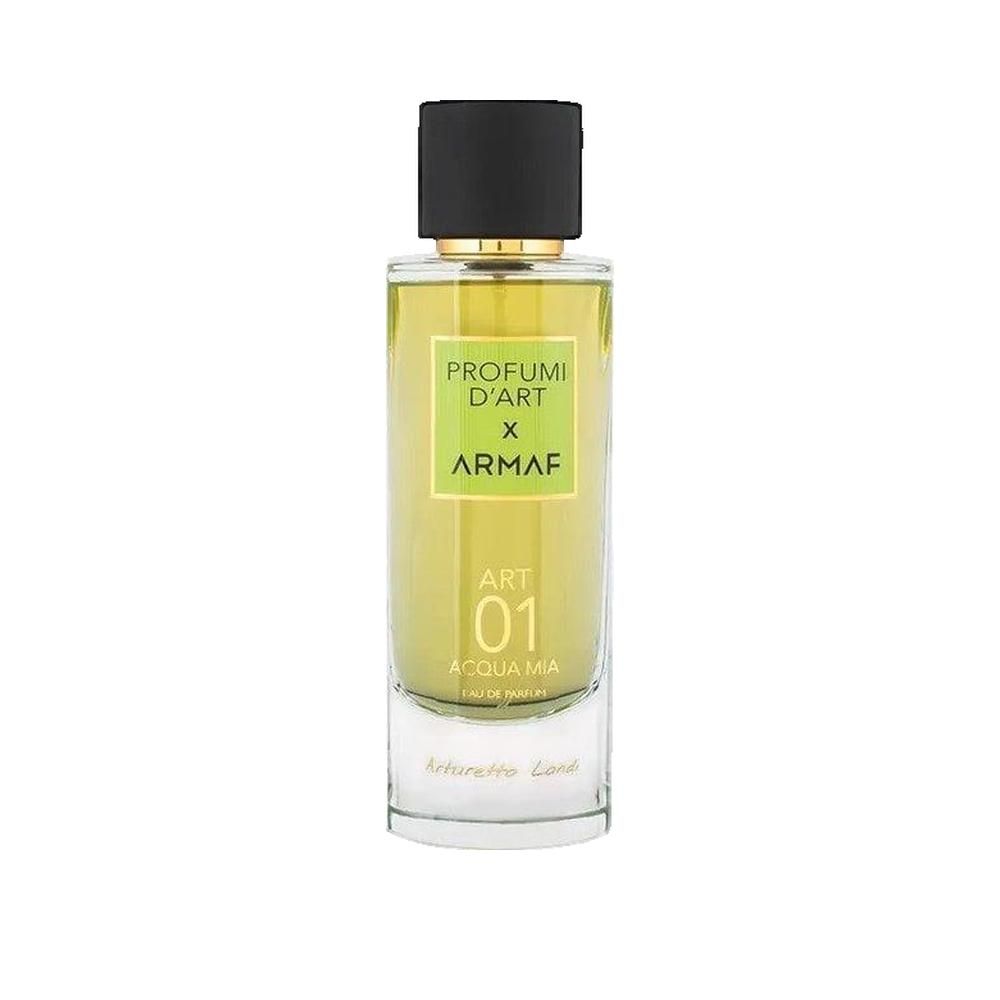 Parfumfles met zwarte dop. Opschrift: Profumi d'Art x Armaf, Art 01 Acqua Mia. Transparante glazen fles met gele vloeistof.