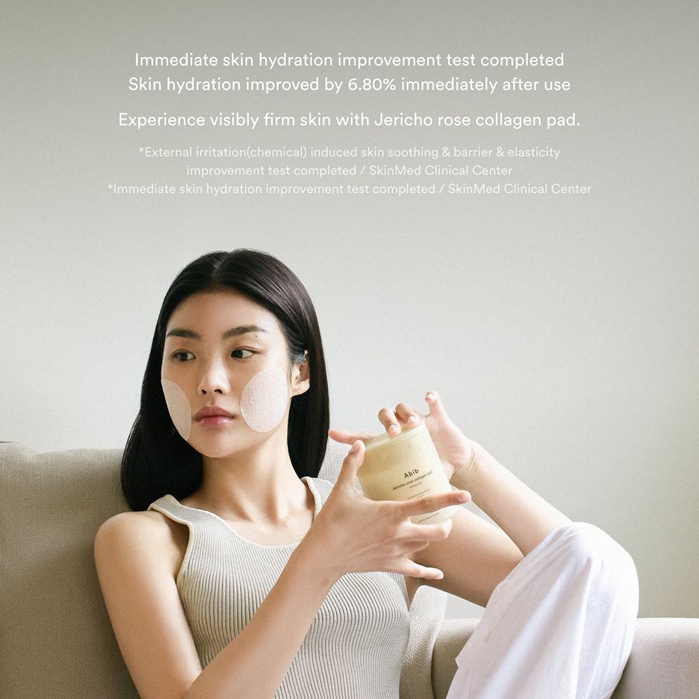 Vrouw met pads op gezicht, houdt pot vast. Tekst: Jericho Rose Collagen Pad. Vocht verbeterd.