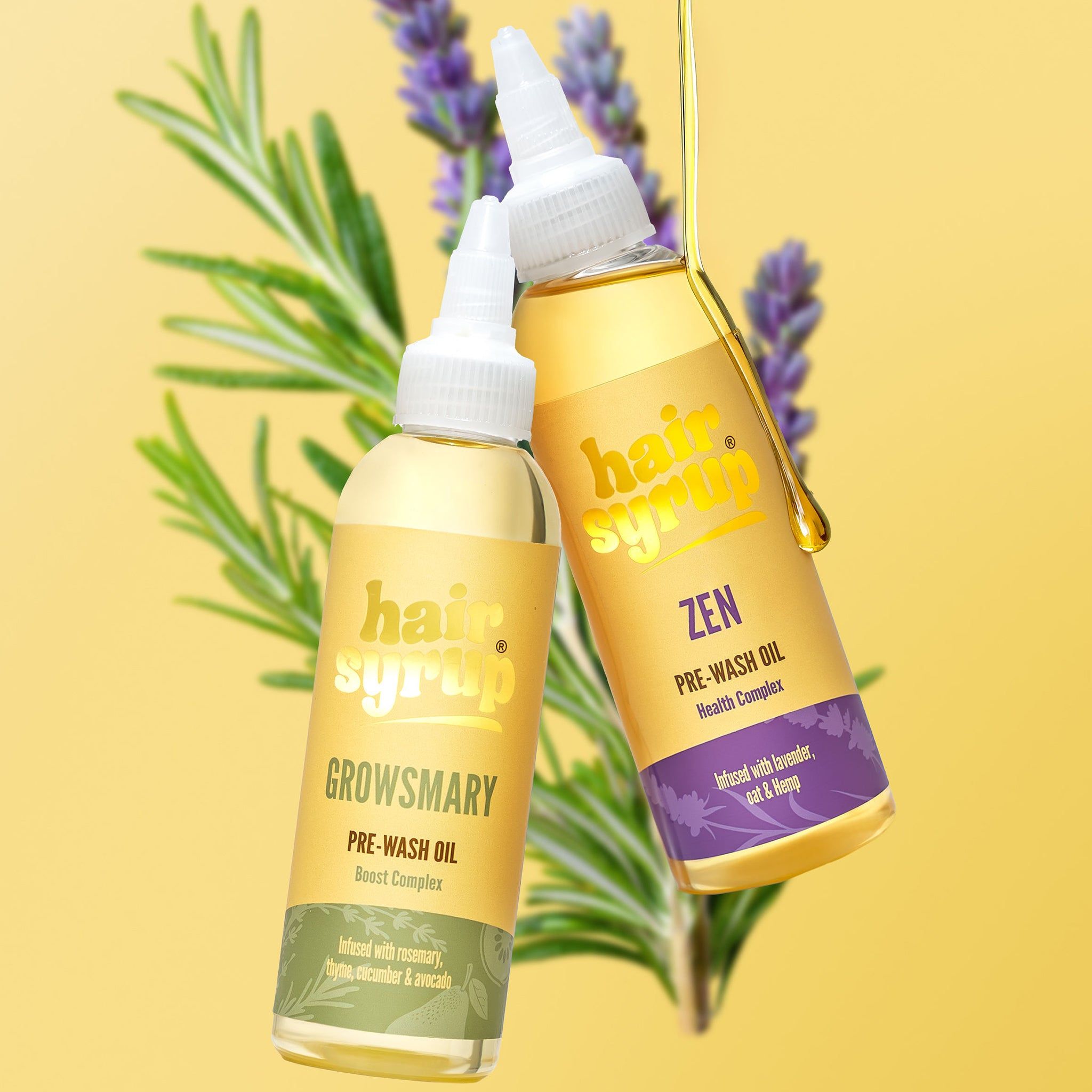 Deux flacons de liquide jaune avec étiquettes. Un flacon verse du liquide. Romarin et lavande en arrière-plan.