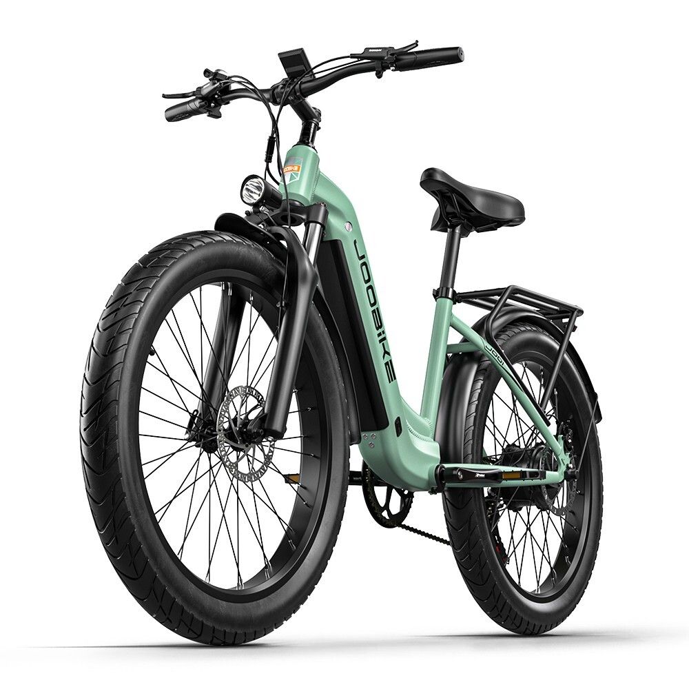 Vélo électrique vert clair avec pneus noirs. Logo JOOBIKE sur le cadre. Phare avant. Batterie 48V.