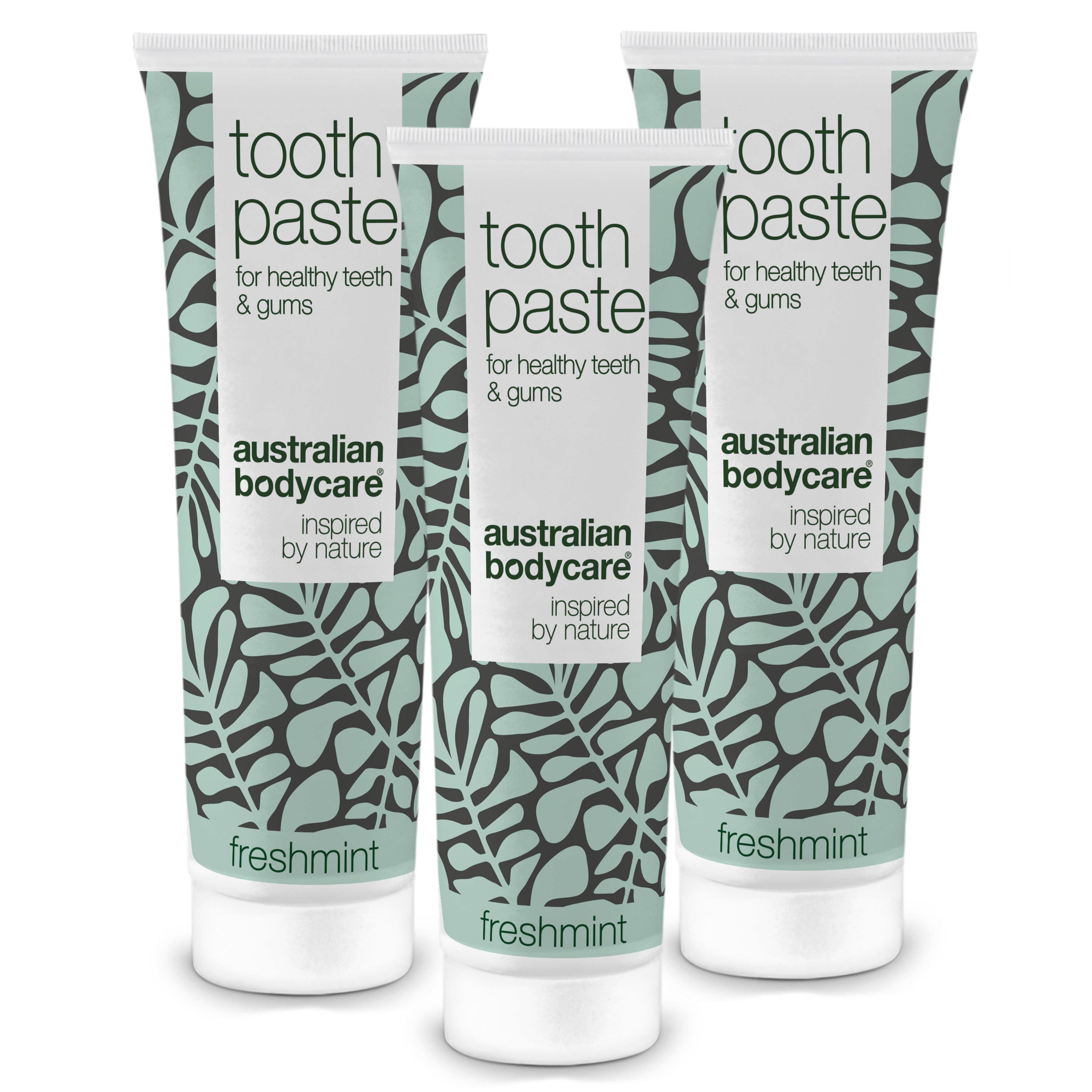 Drie tubes tandpasta met witte dop. Opschrift: Toothpaste, Australian Bodycare, freshmint.