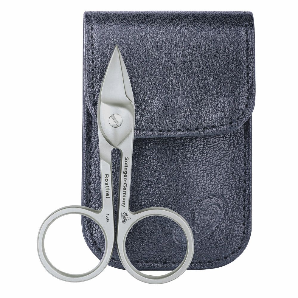 Ciseaux à ongles et étui en cuir. Ciseaux: inoxydables, avec anneaux. Étui: bleu foncé, avec rabat. Logo.