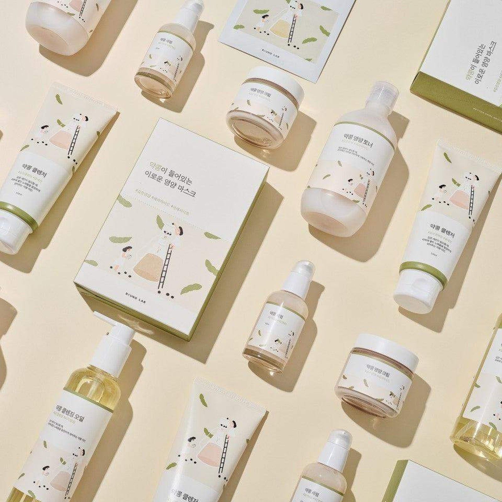 Diverse ROUND LAB huidverzorgingsproducten, waaronder toners, serums en maskers, op een lichte achtergrond.