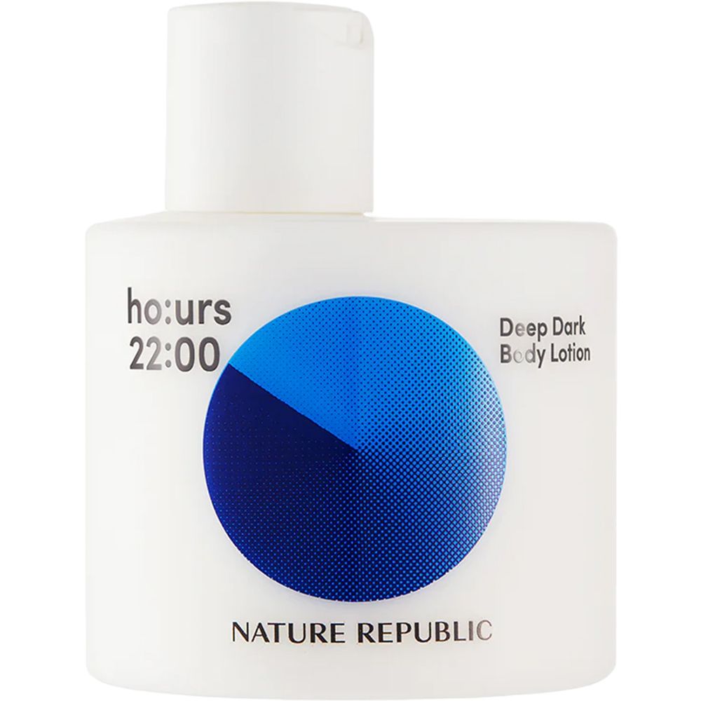 Witte fles met blauwe cirkel. Opschrift: ho:urs 22:00, Deep Dark Body Lotion, NATURE REPUBLIC.