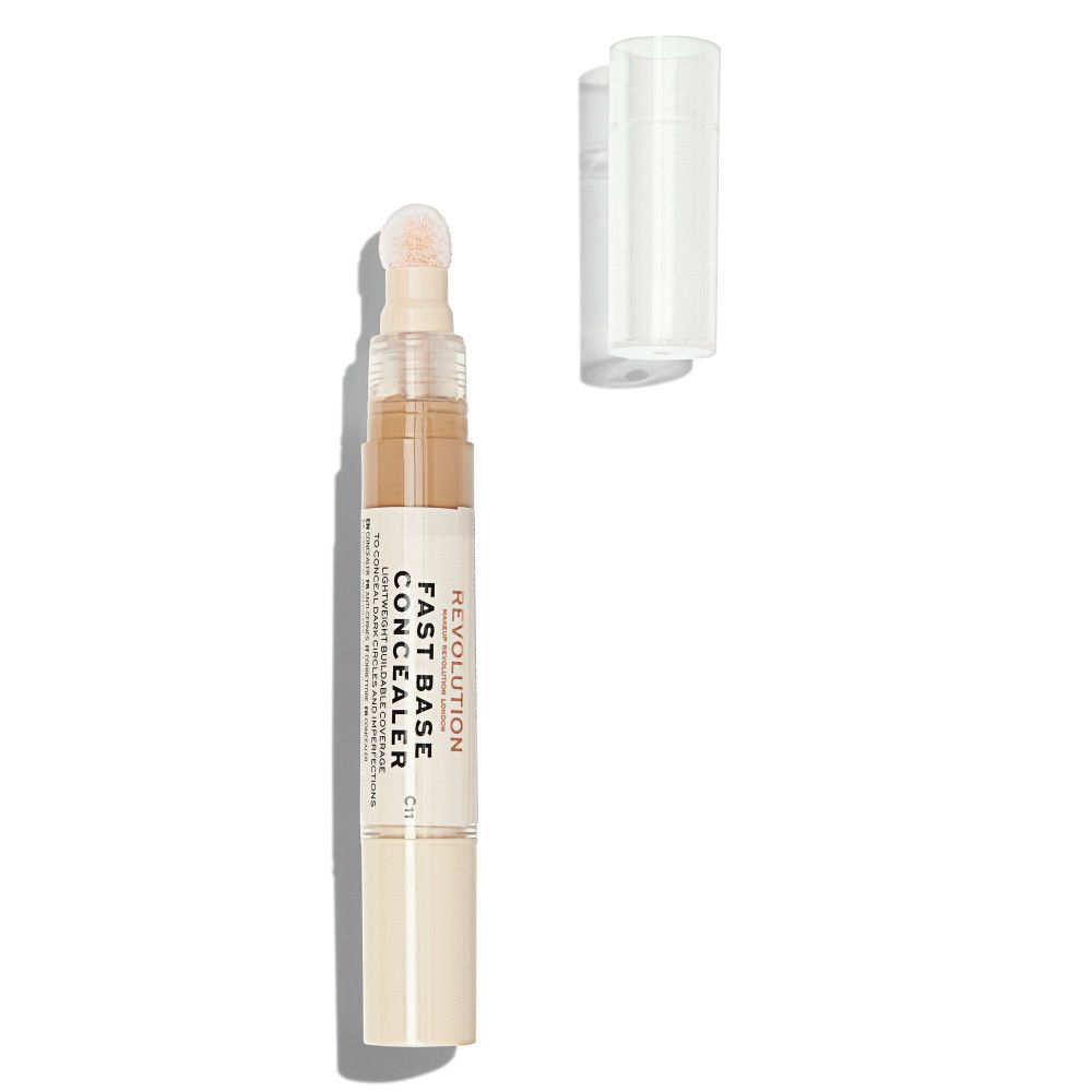 Concealer en bâton avec applicateur éponge et bouchon ouvert. Nom du produit et marque visibles.