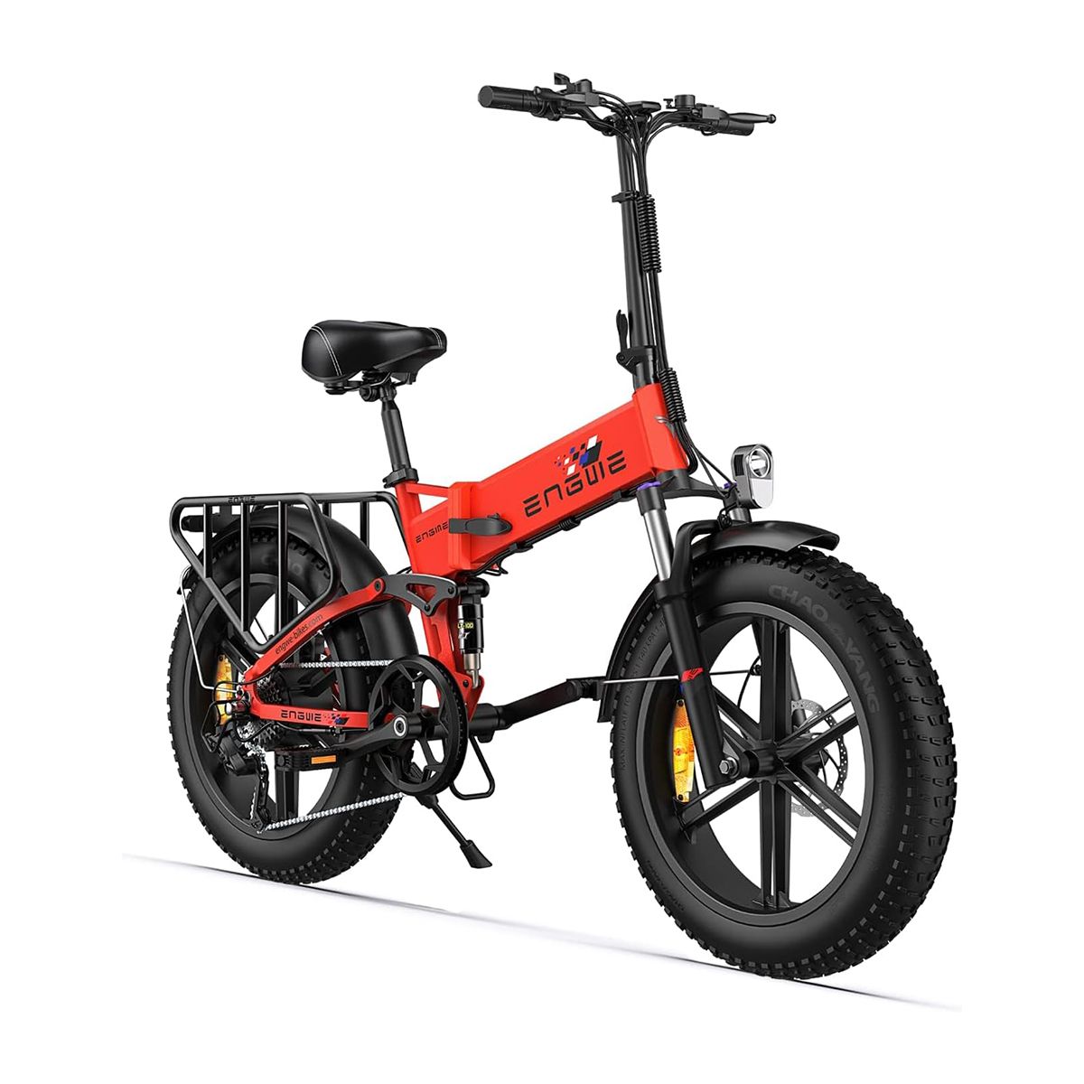 Rode e-bike met brede banden. Bagagerek, spatborden en koplamp. De tekst "ENGWE" is zichtbaar.
